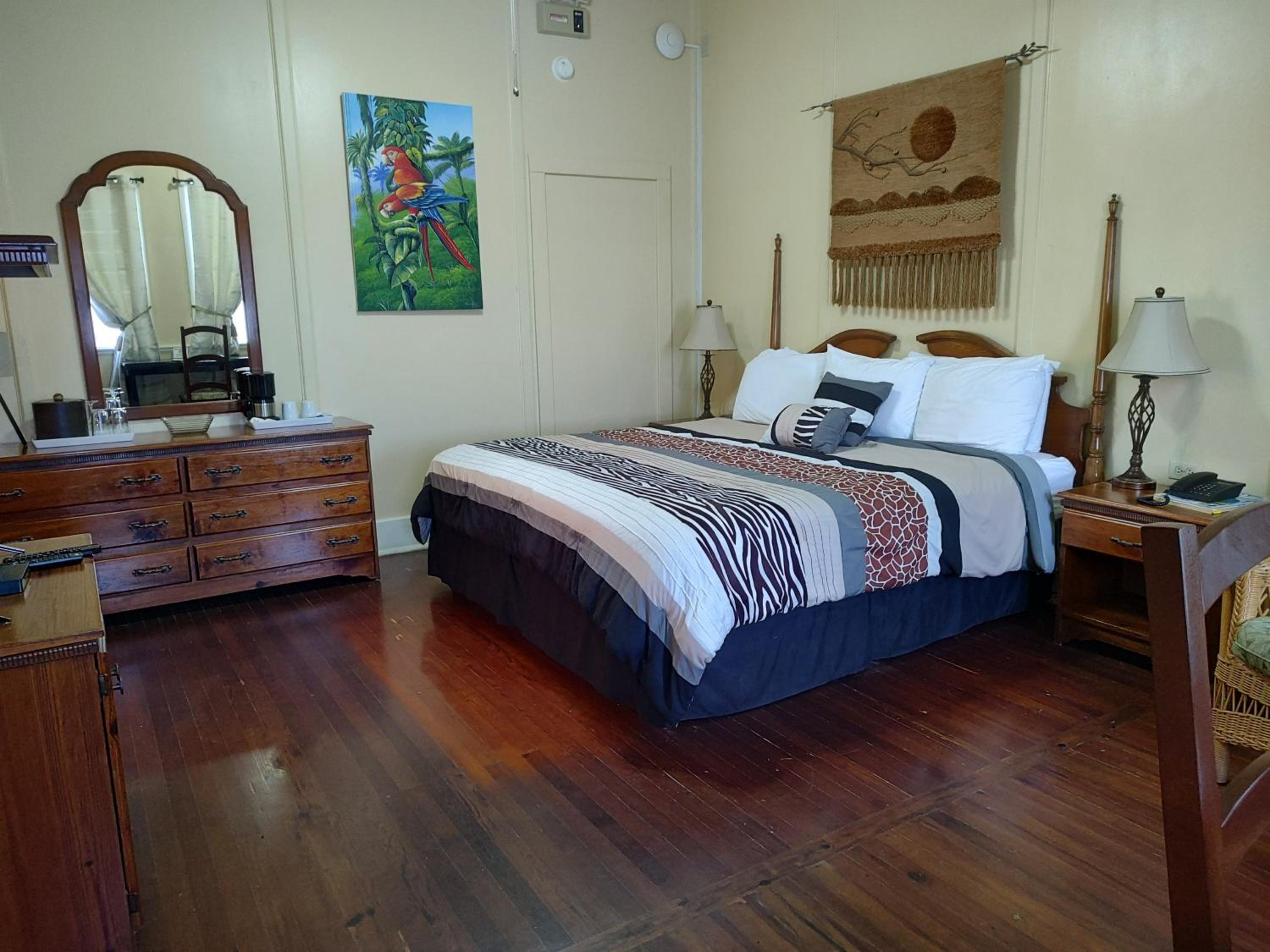 Deluxe Colonial King Room with Partial Sea View (Verandah Access) - Photo 6