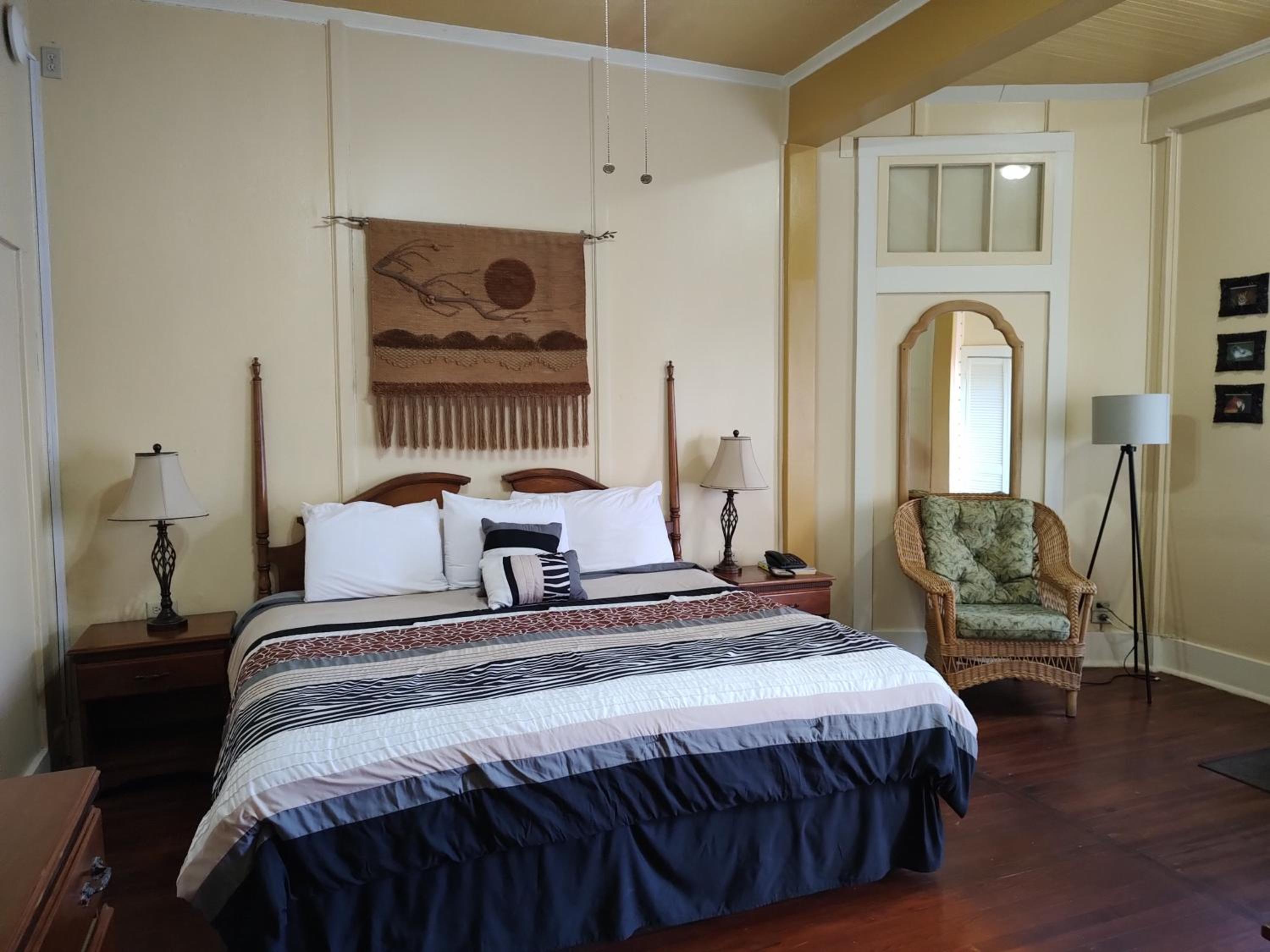 Deluxe Colonial King Room with Partial Sea View (Verandah Access) - Photo 4