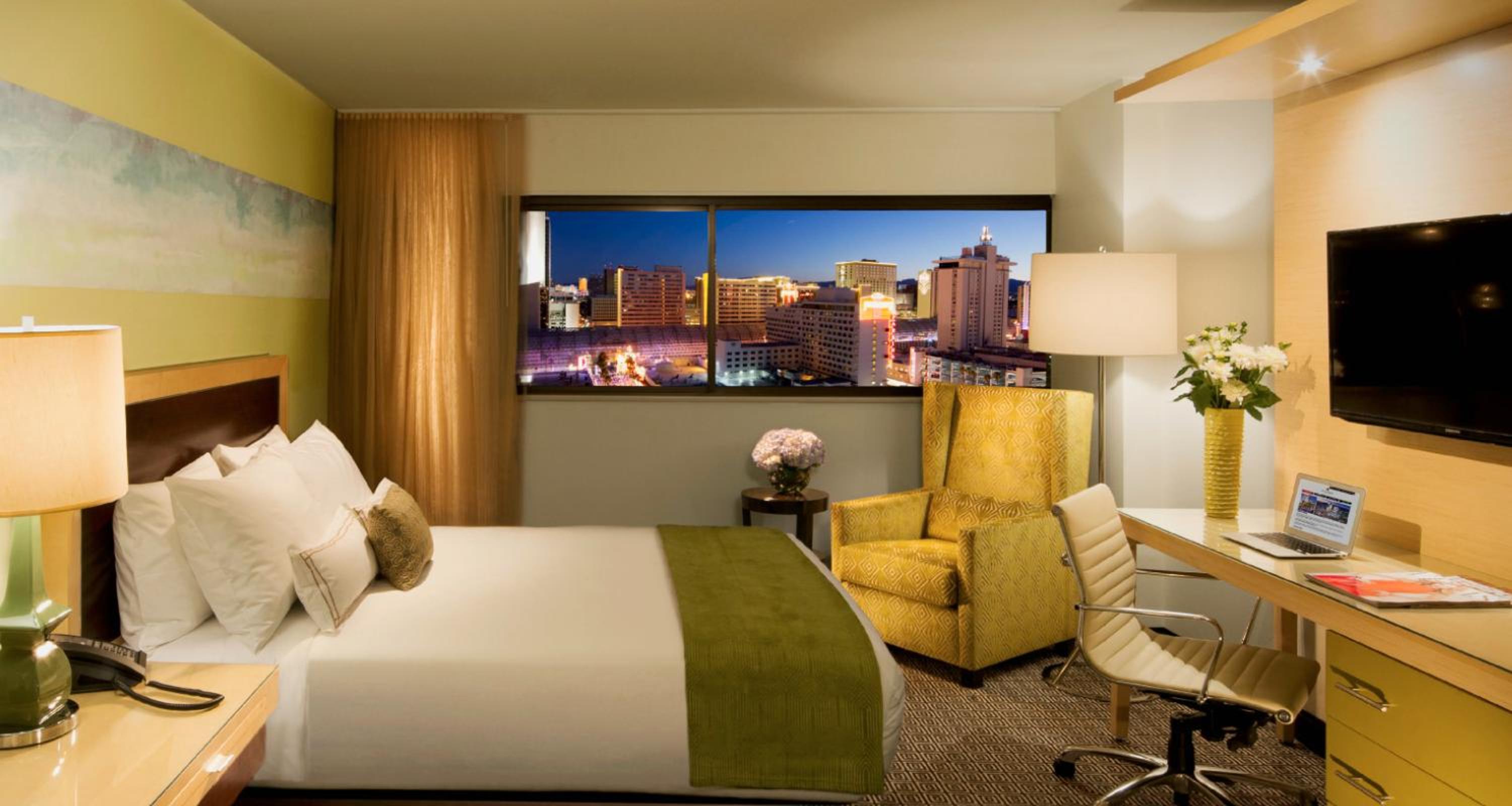 Grand Deluxe King Bed Non-Smoking - Photo 6
