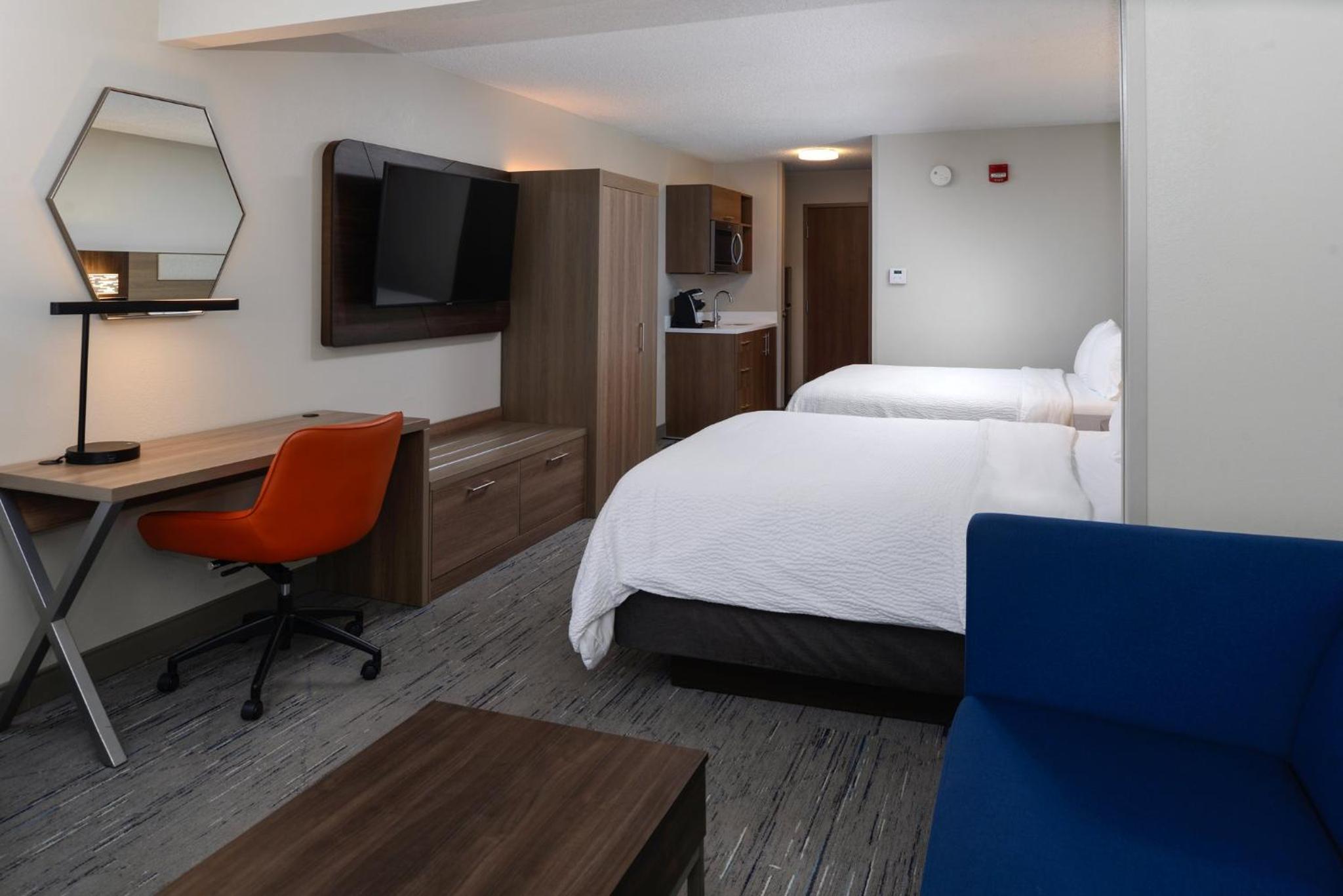 Queen Suite with Two Queen Beds - Photo 6
