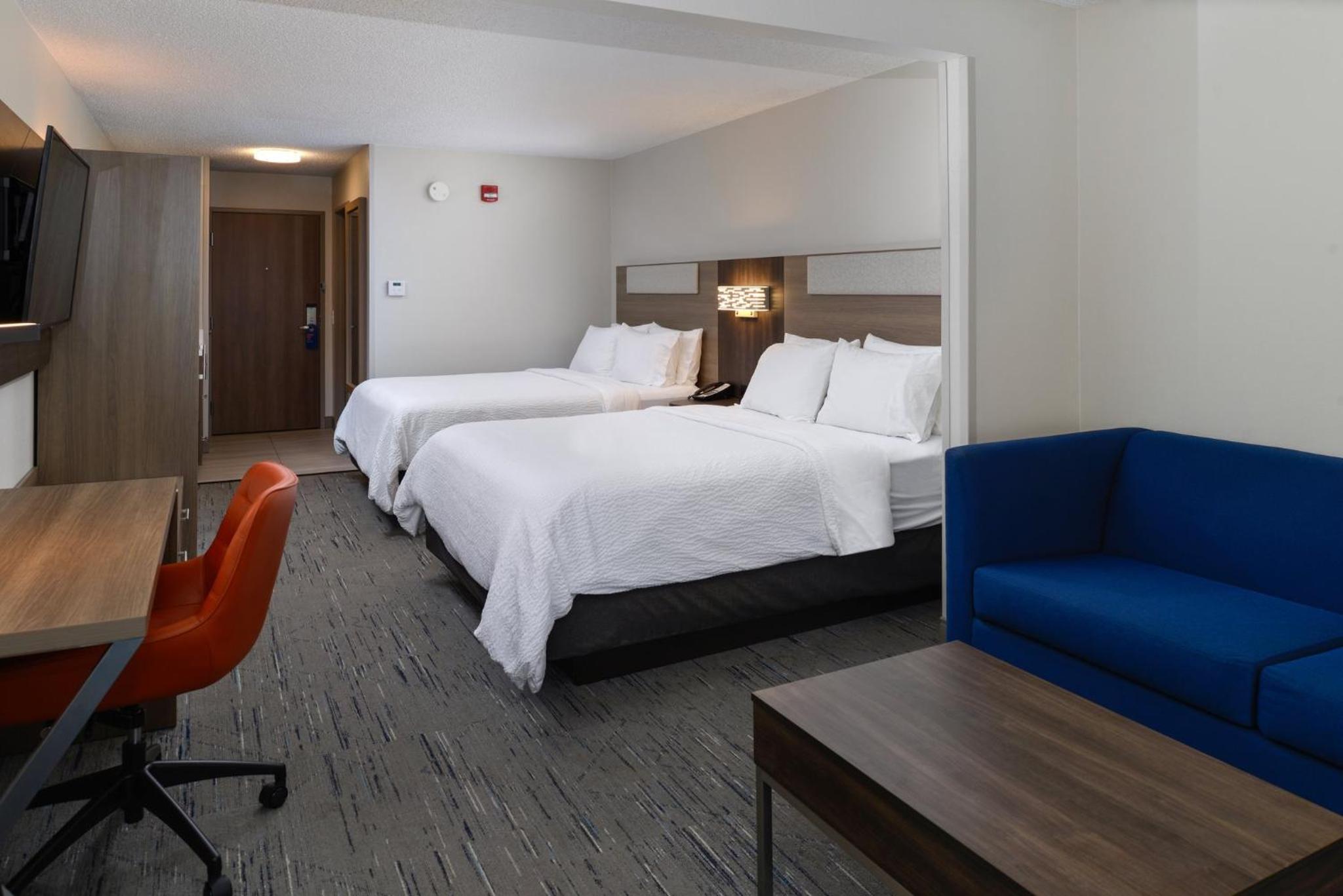 Queen Suite with Two Queen Beds - Photo 3