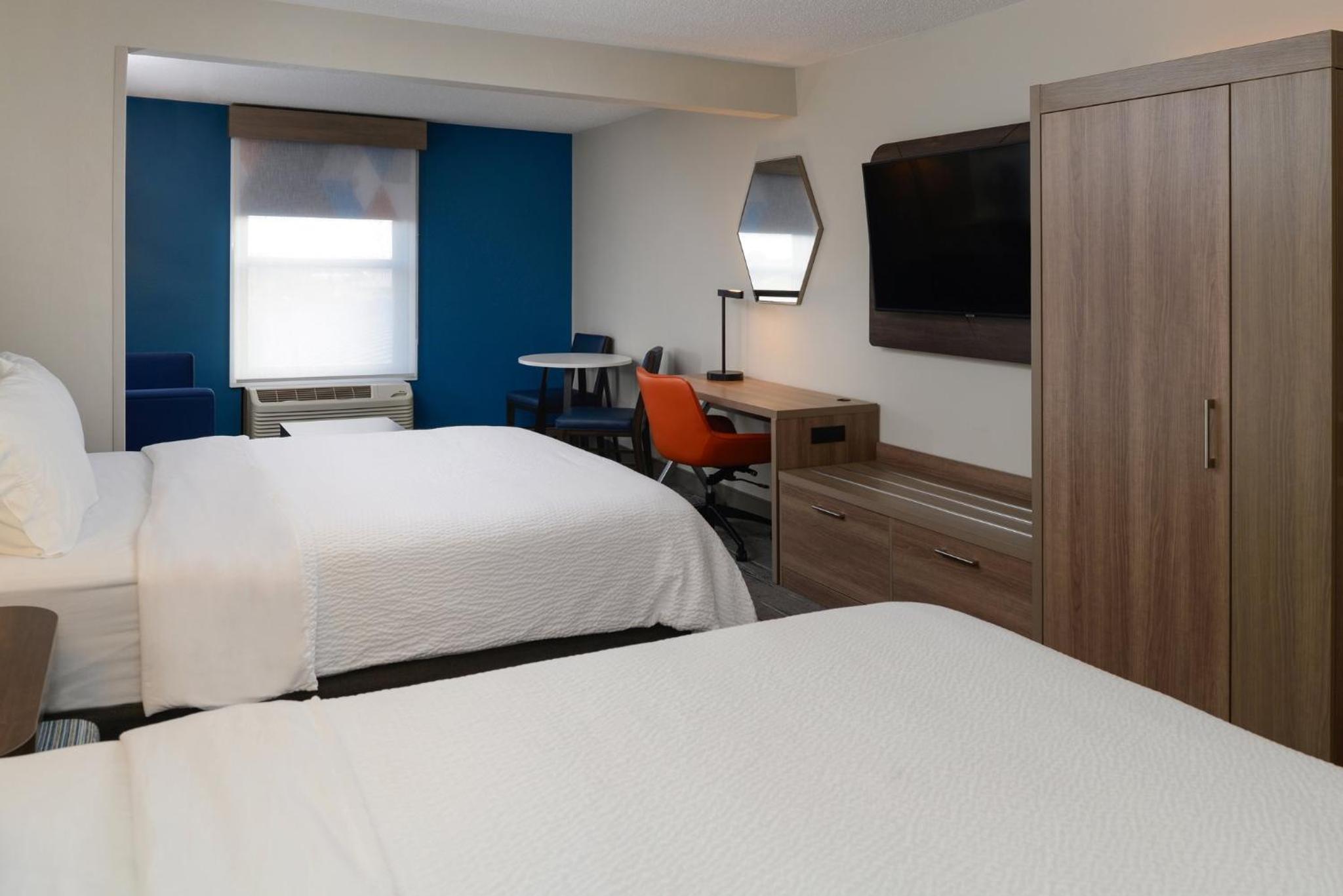 Queen Suite with Two Queen Beds - Photo 4