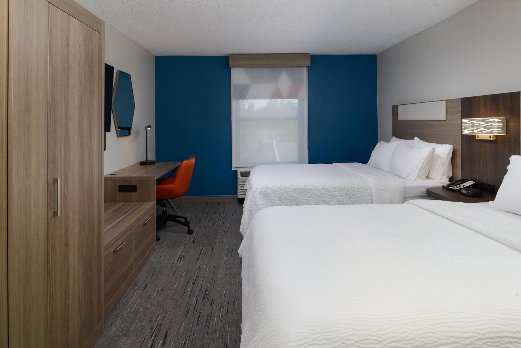 Standard Room with Two Queen Beds - Photo 4
