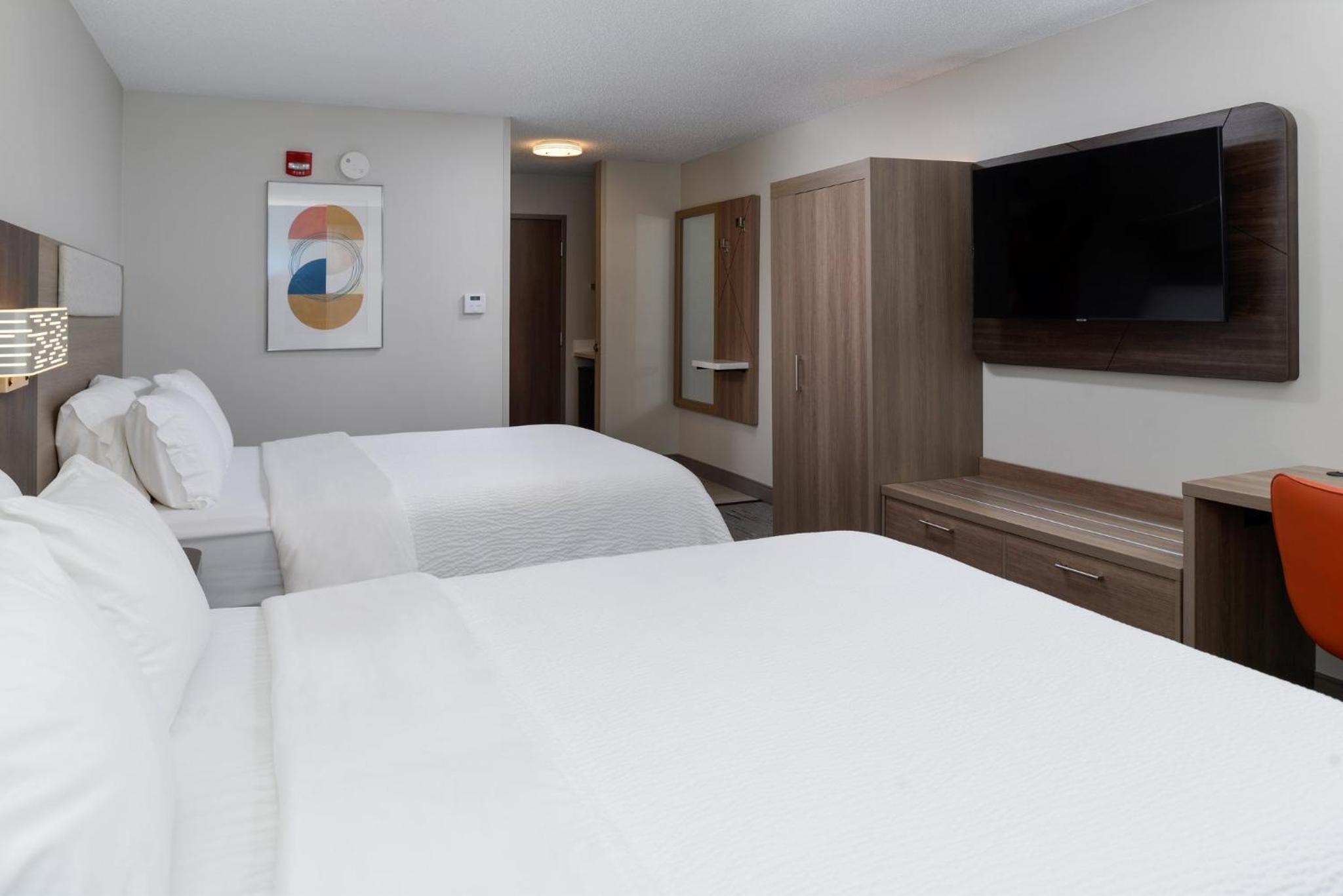 Standard Room with Two Queen Beds - Photo 2