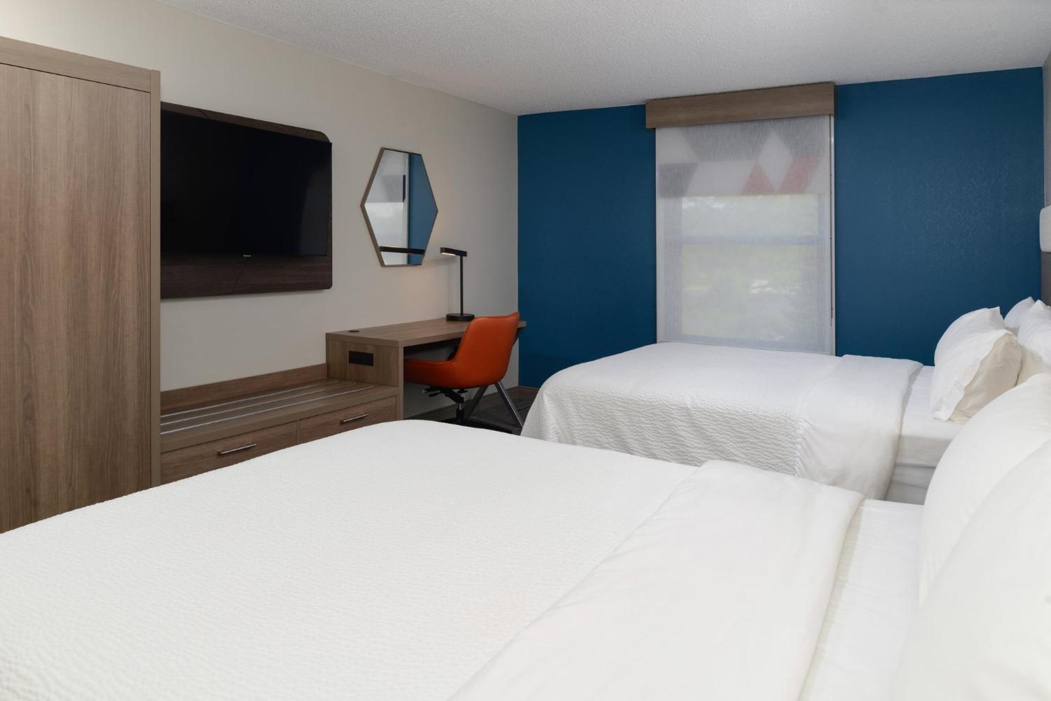Standard Room with Two Queen Beds - Photo 3
