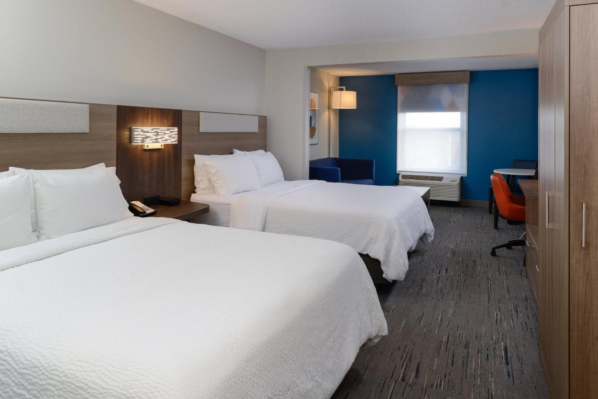 Queen Suite with Two Queen Beds - Photo 5