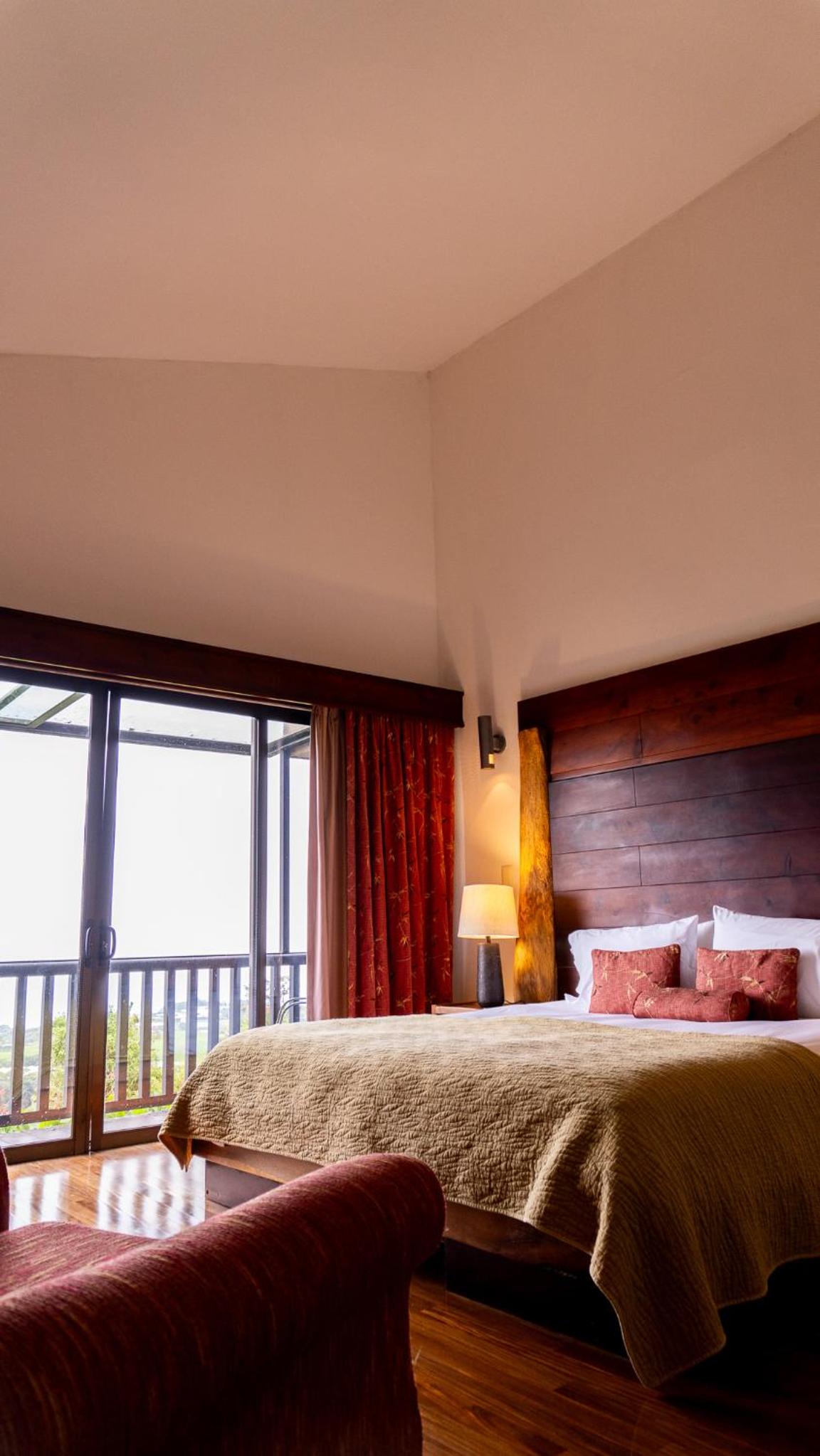 Lodge Room Volcano View Tanager photo 3