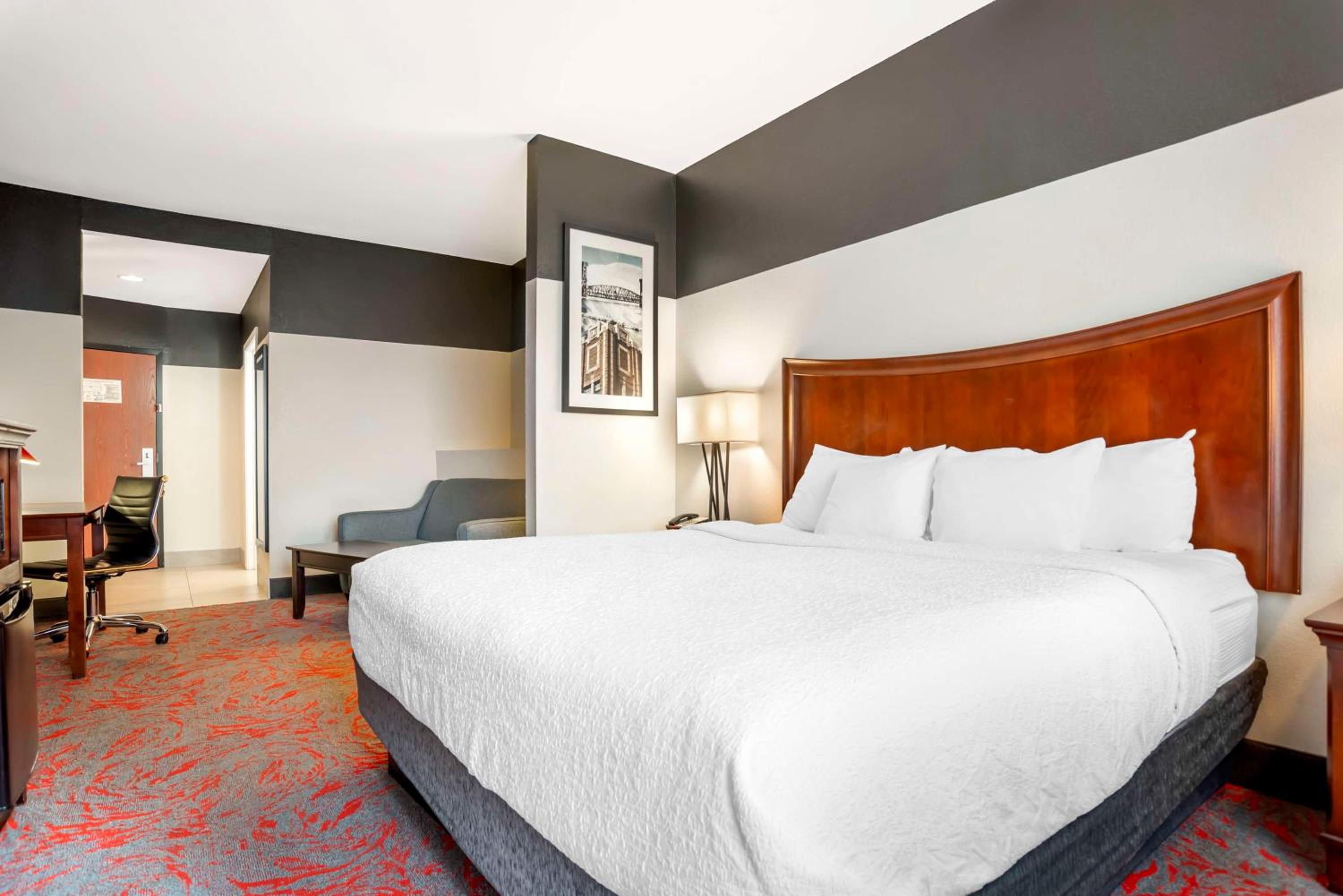 King Suite - Non-Smoking - Photo 4