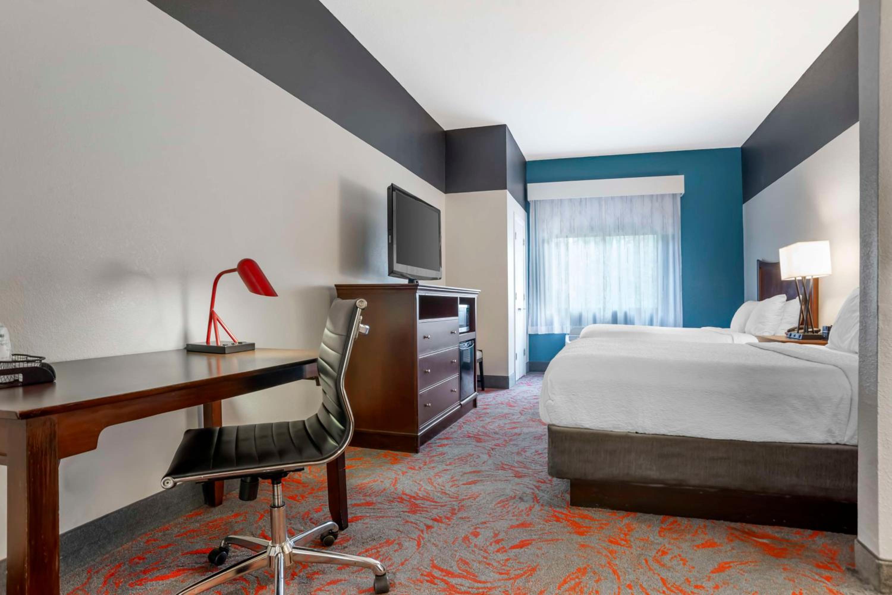 Queen Suite with Two Queen Beds - Non-Smoking - Photo 4