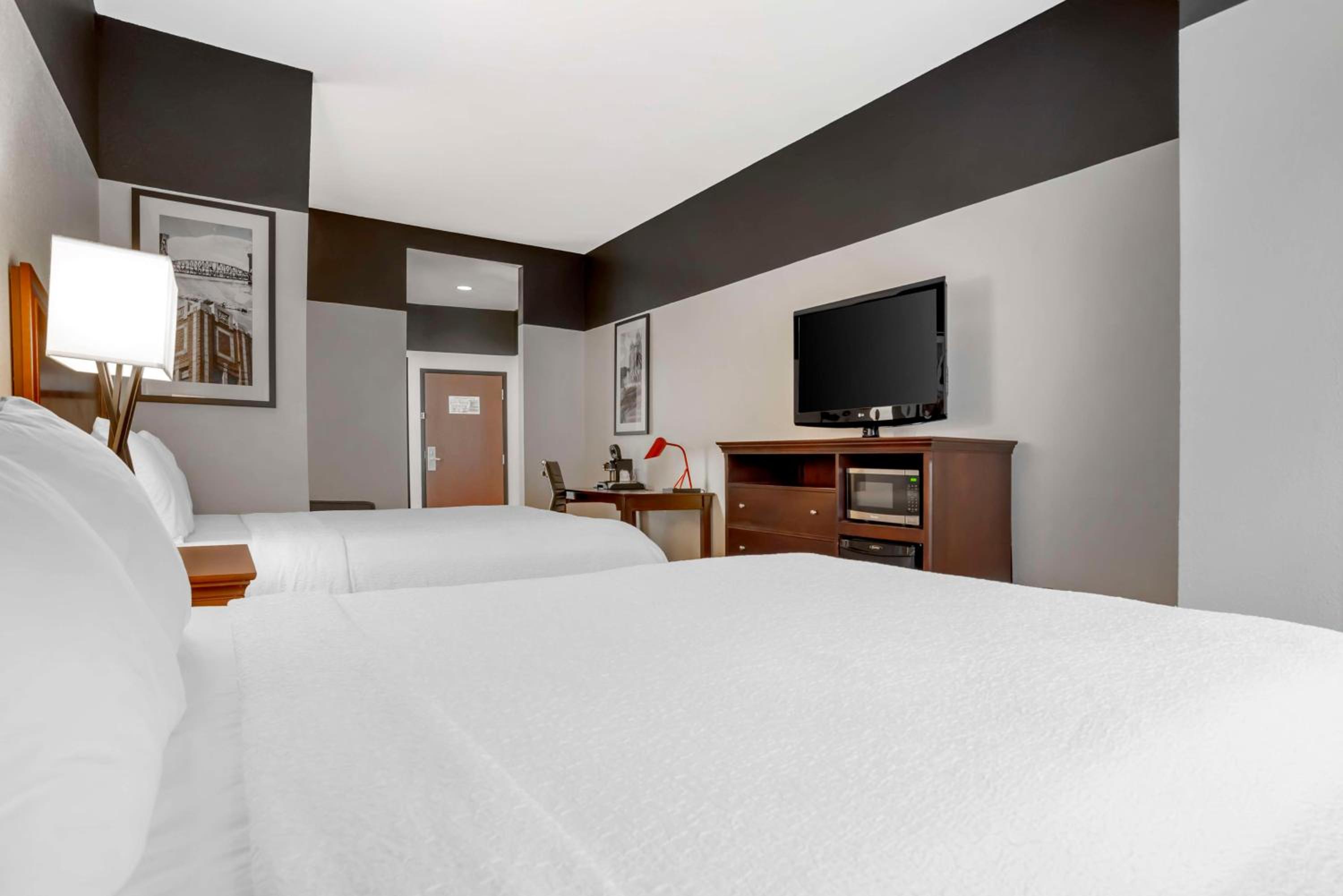 Queen Suite with Two Queen Beds - Non-Smoking - Photo 2