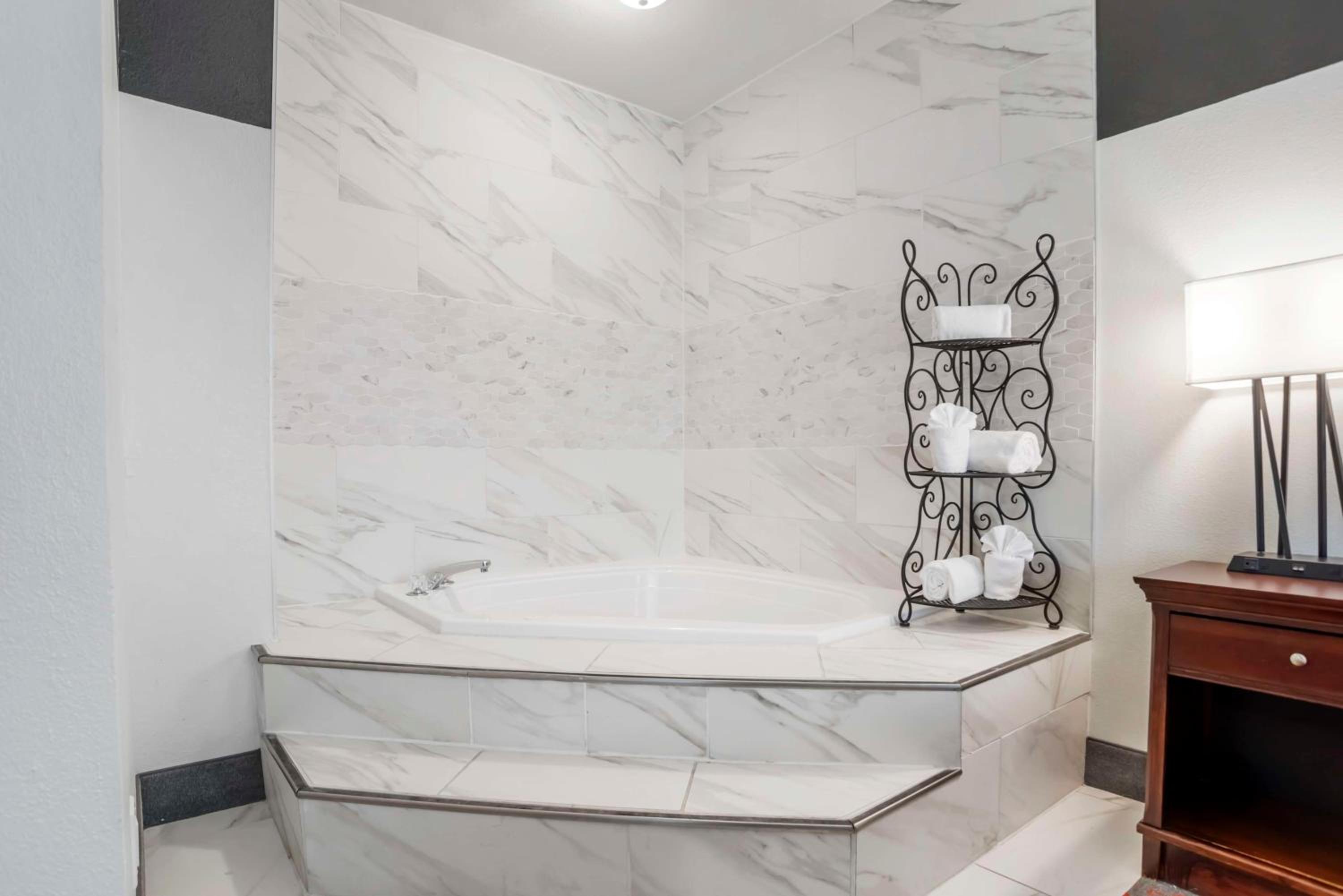 King Suite with Spa Bath - Non-Smoking - Photo 2