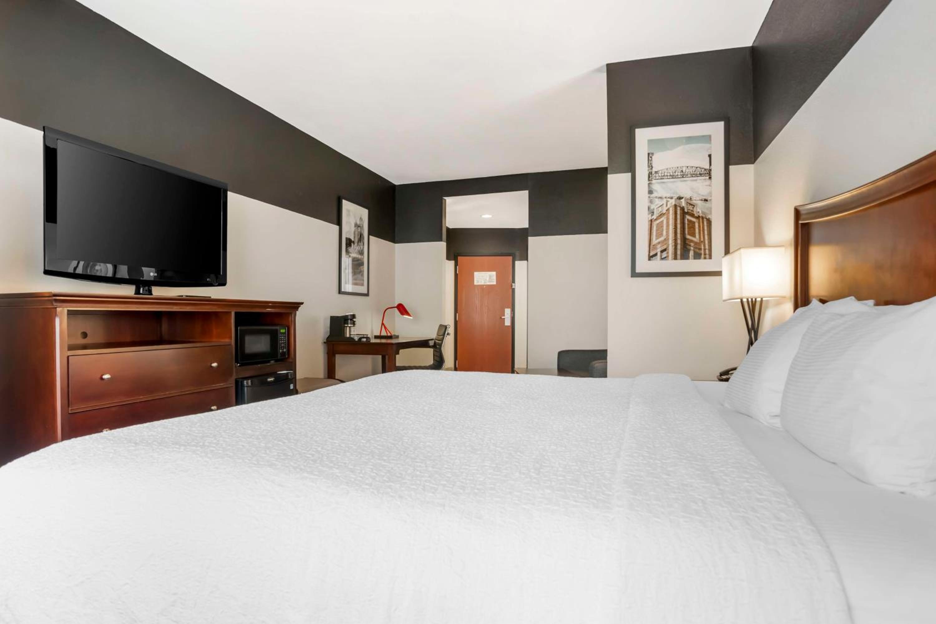 King Suite - Non-Smoking - Photo 3