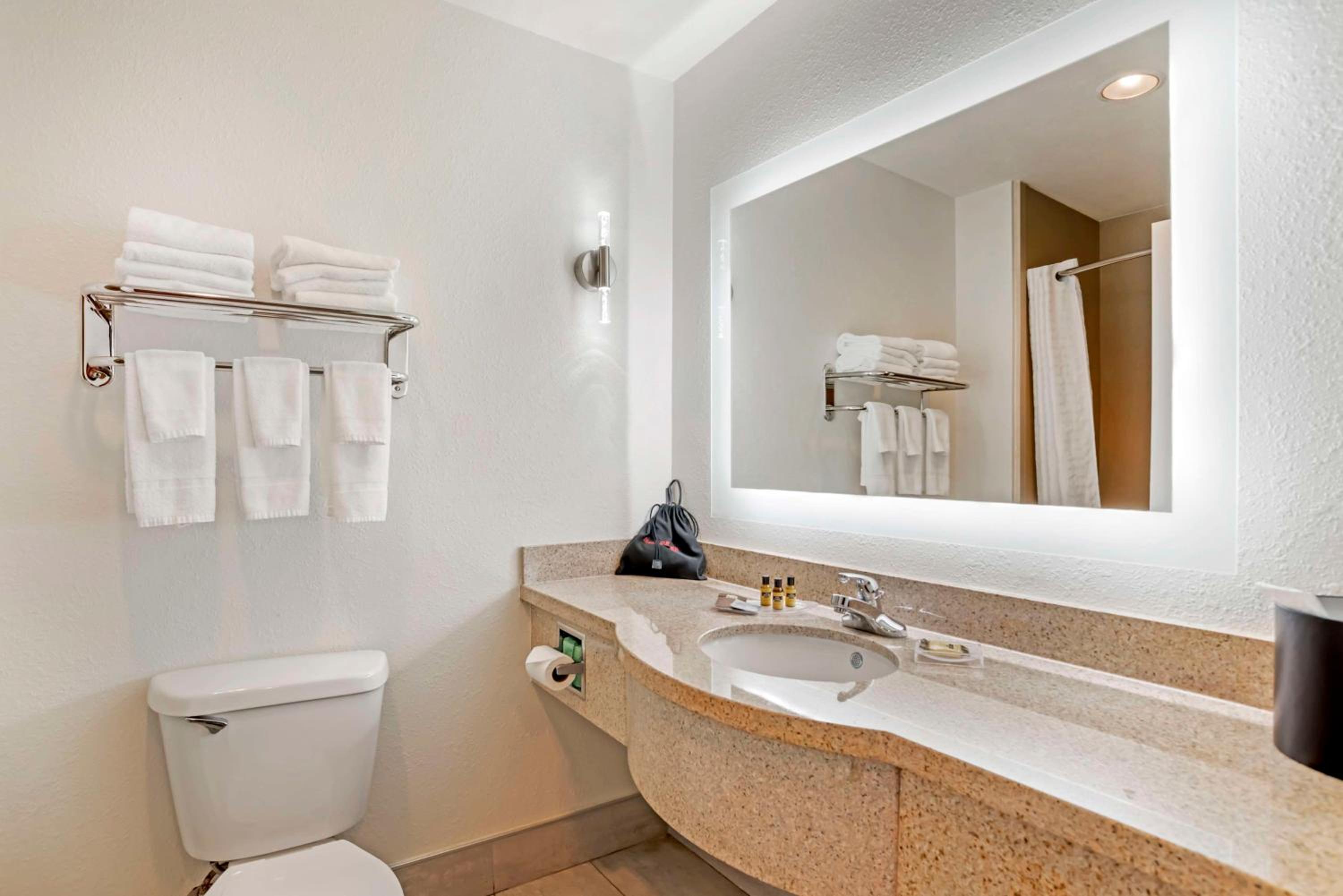 Queen Suite with Two Queen Beds - Non-Smoking - Photo 3