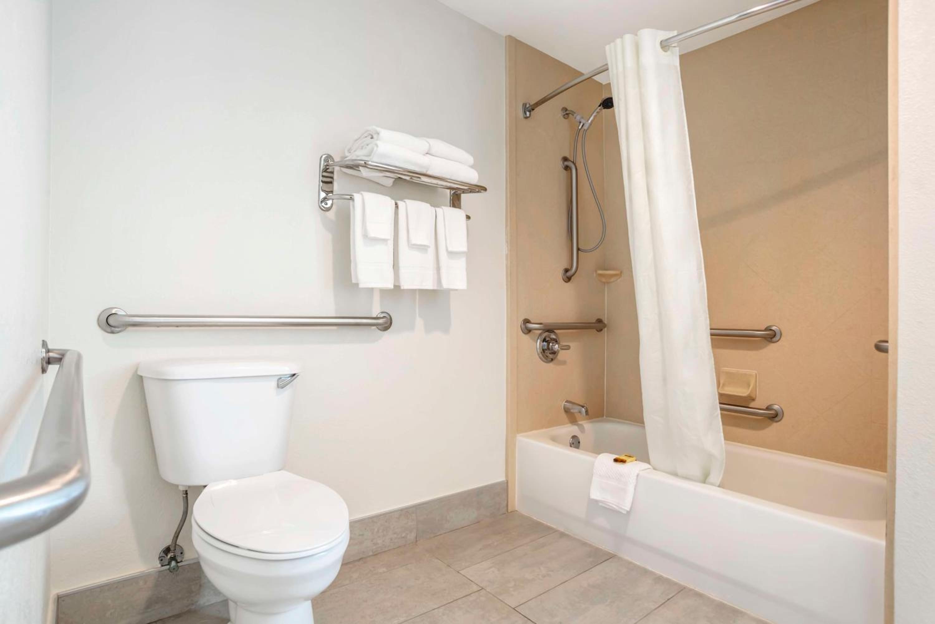 Queen Suite with Two Queen Beds and Mobility Accessible Tub - Photo 4