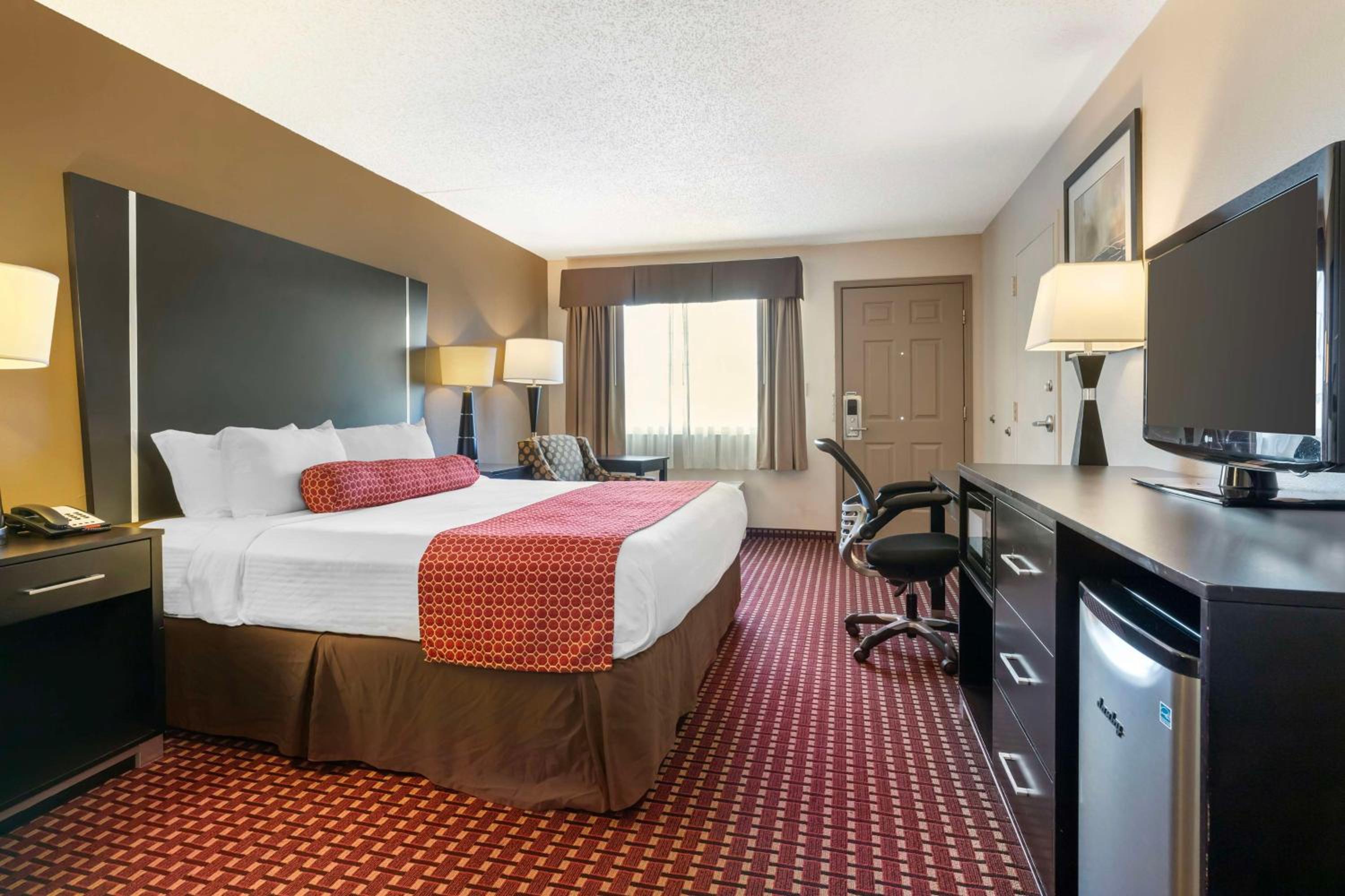 King Room with Roll-in Shower - Disability Access/Non-Smoking