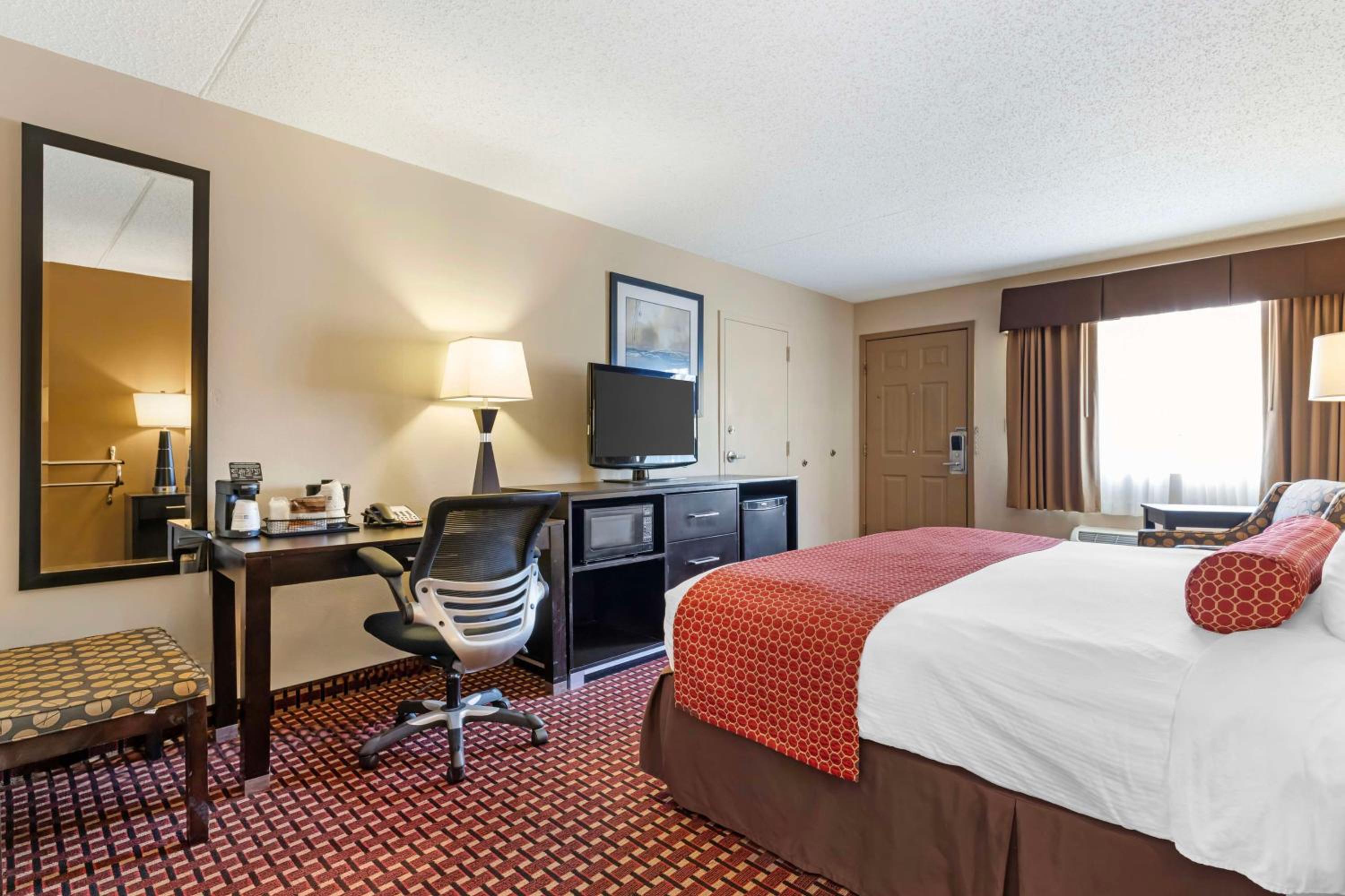 King Room with Walk-in Shower - Mobility Accessible/Non-Smoking photo 2