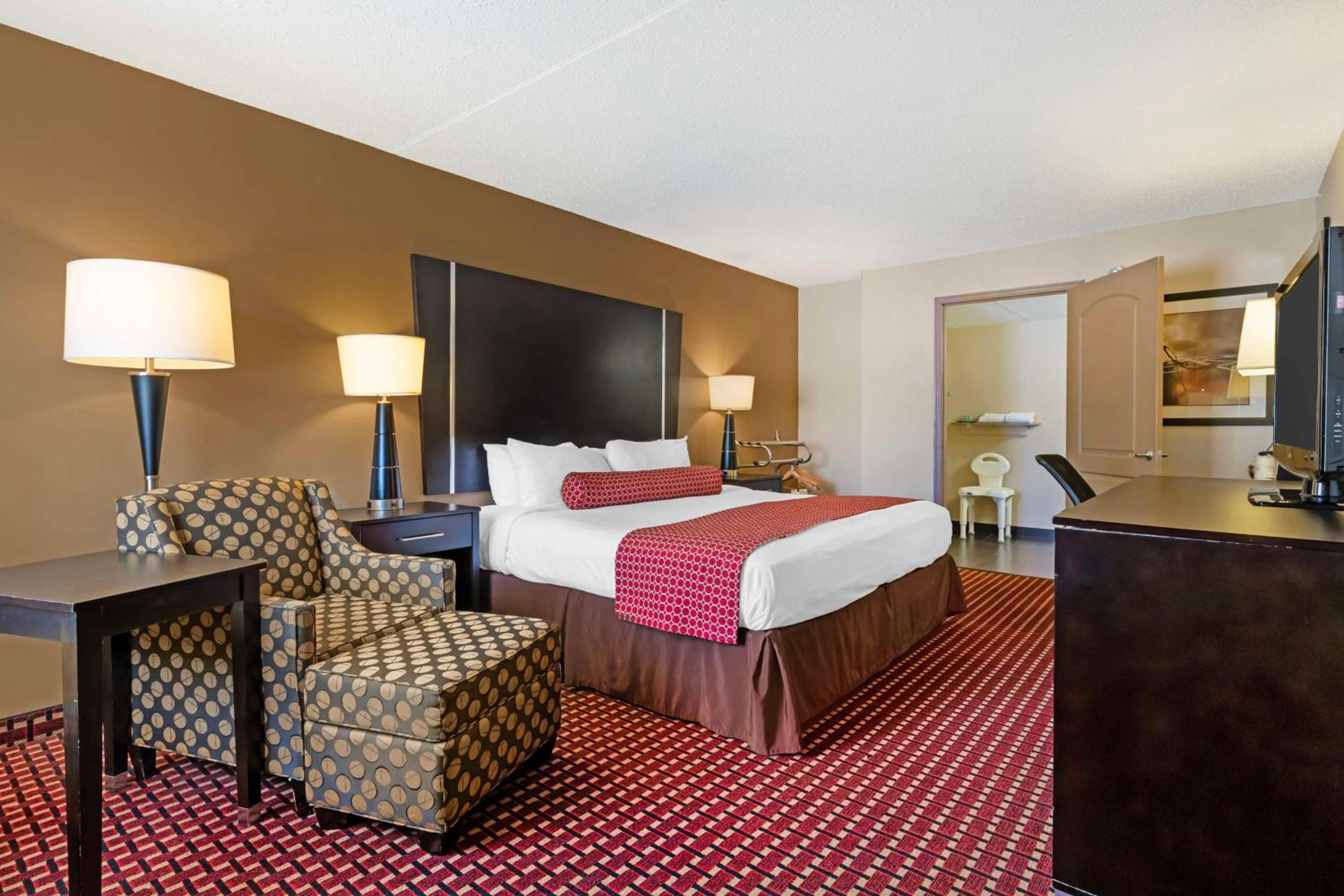 King Room with Walk-in Shower - Mobility Accessible/Non-Smoking