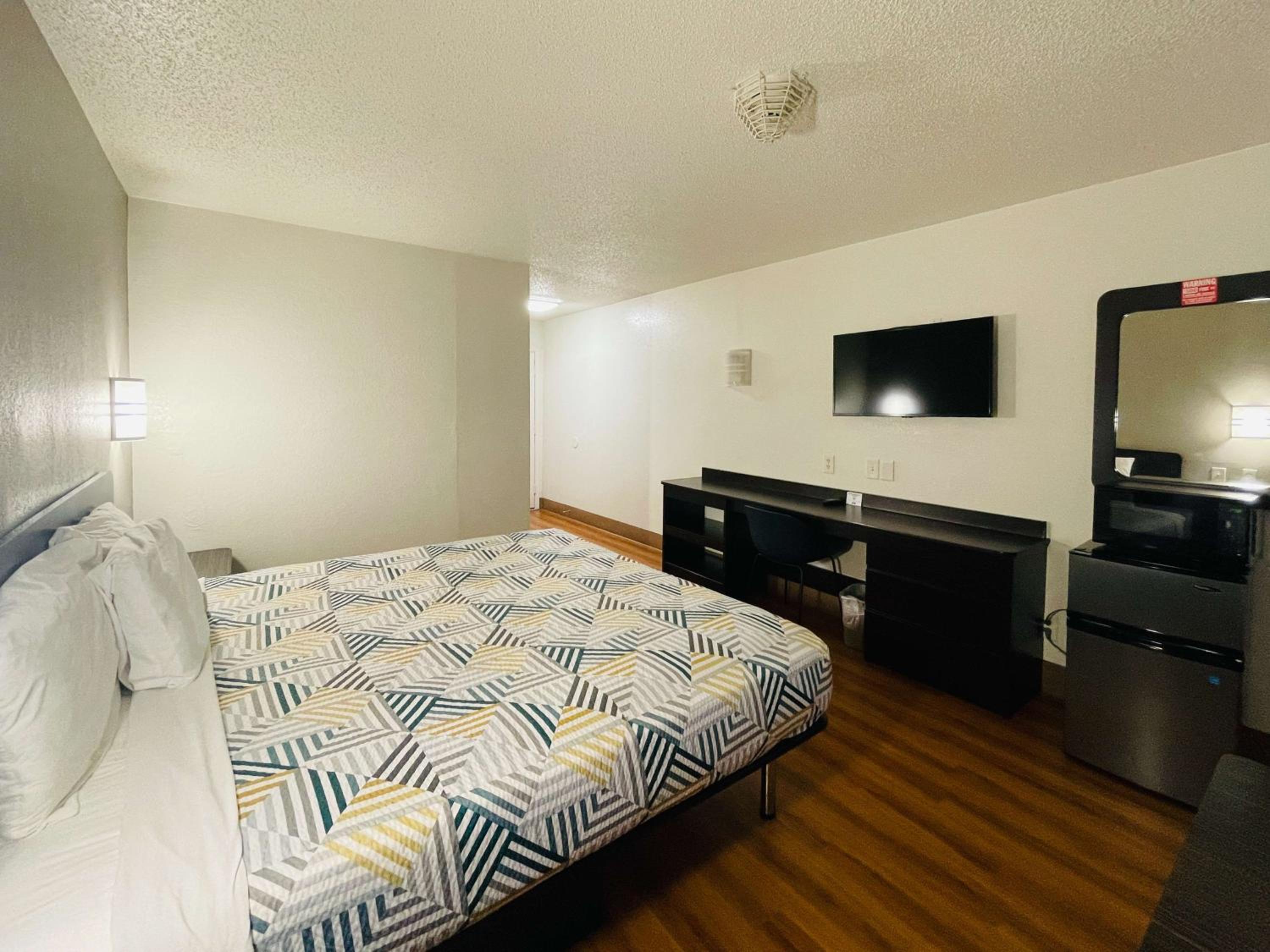 King Room with Roll-In Shower - Disability Access photo 2
