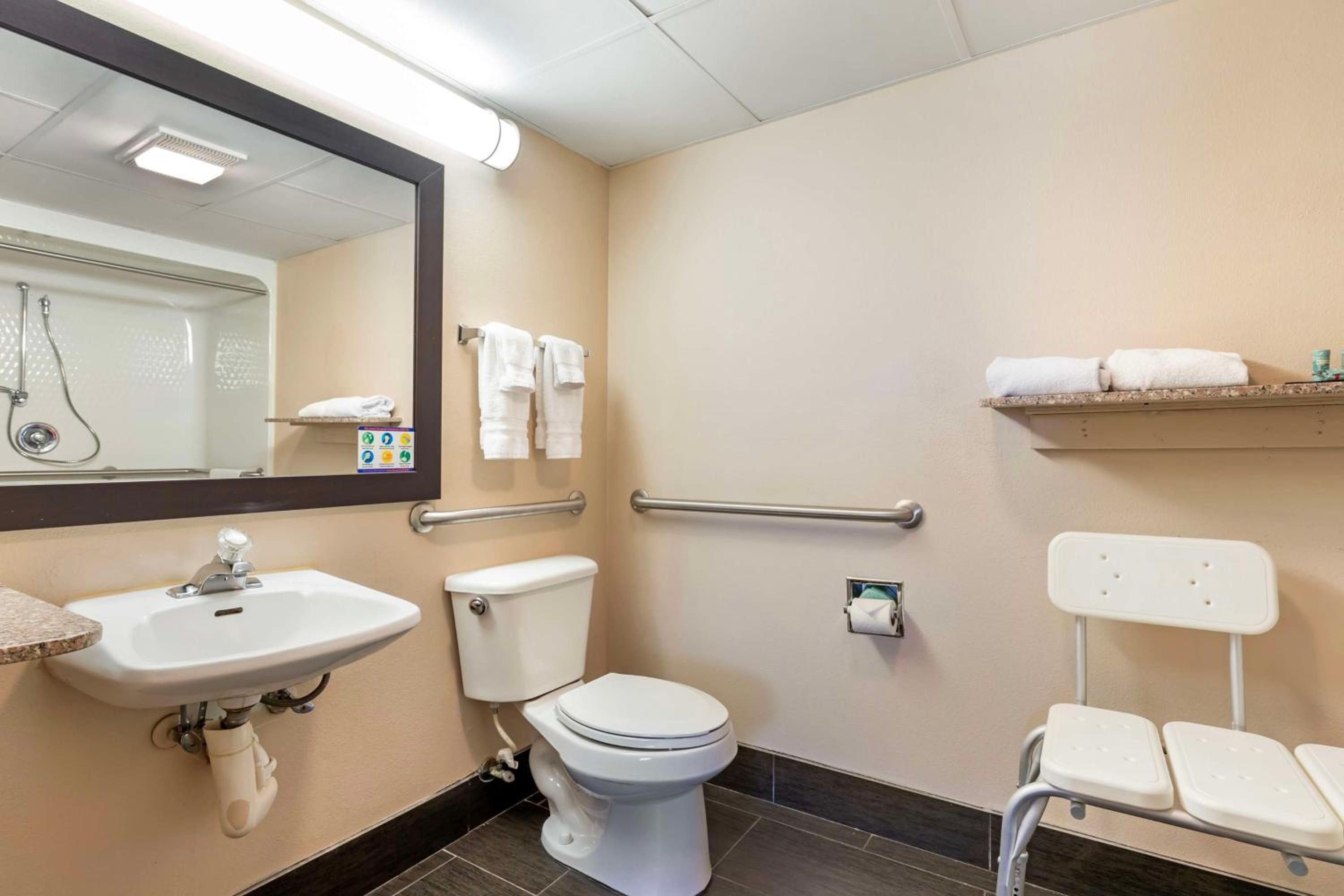 King Room with Roll-in Shower - Disability Access/Non-Smoking photo 3