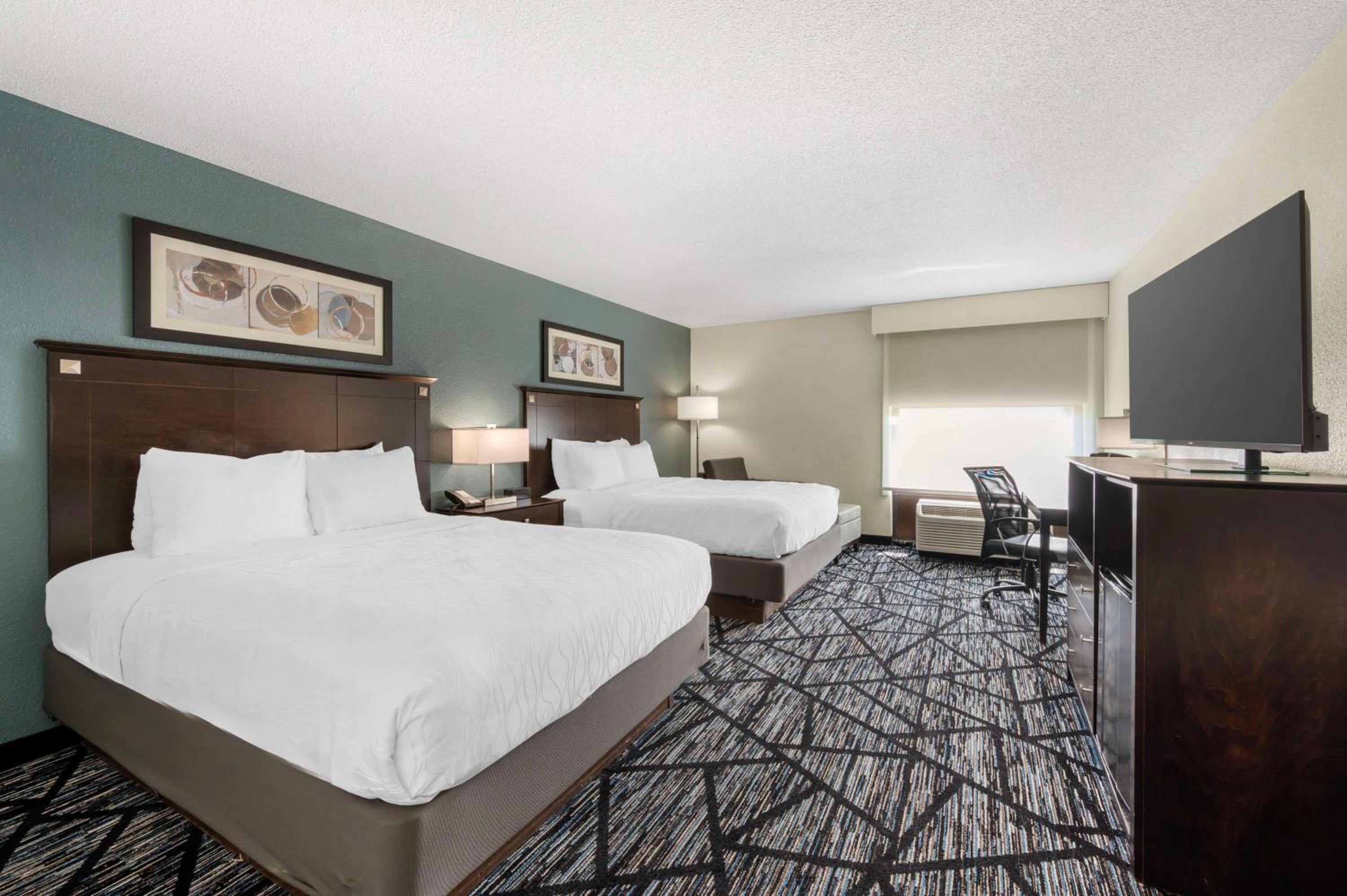 Queen Room with Two Queen Beds - Photo 4