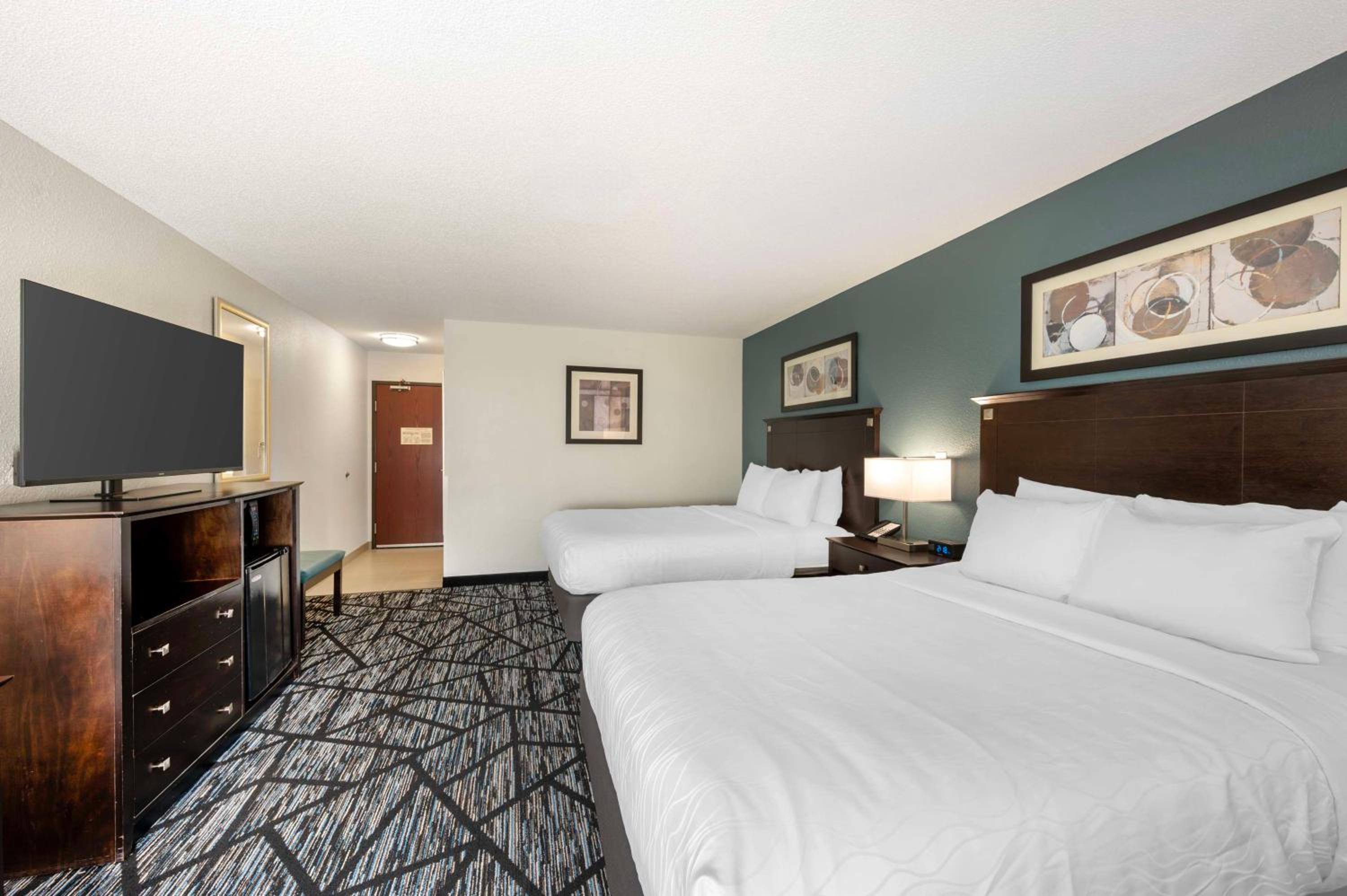 Queen Room with Two Queen Beds - Photo 3