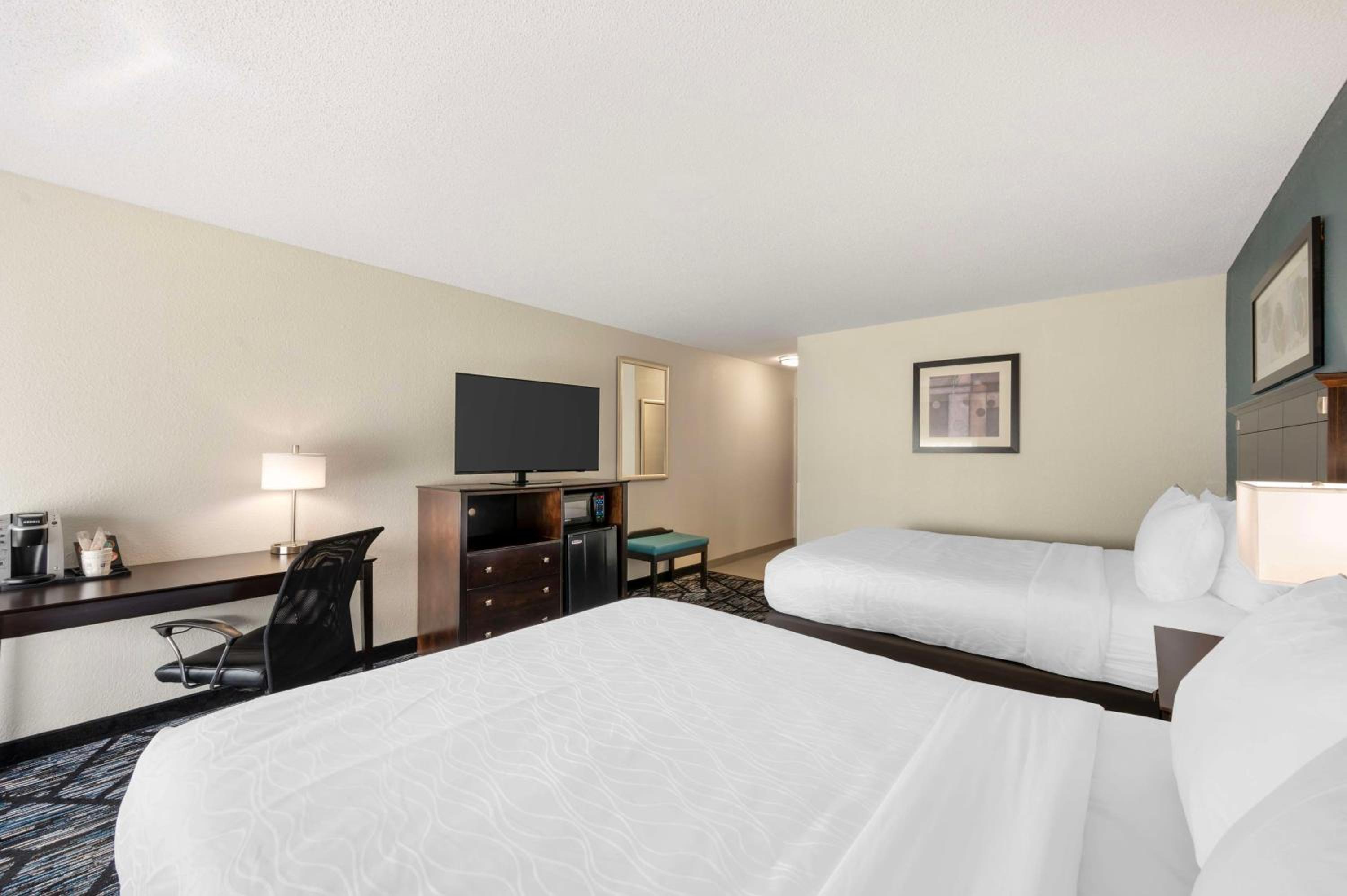 Queen Room with Two Queen Beds - Photo 5