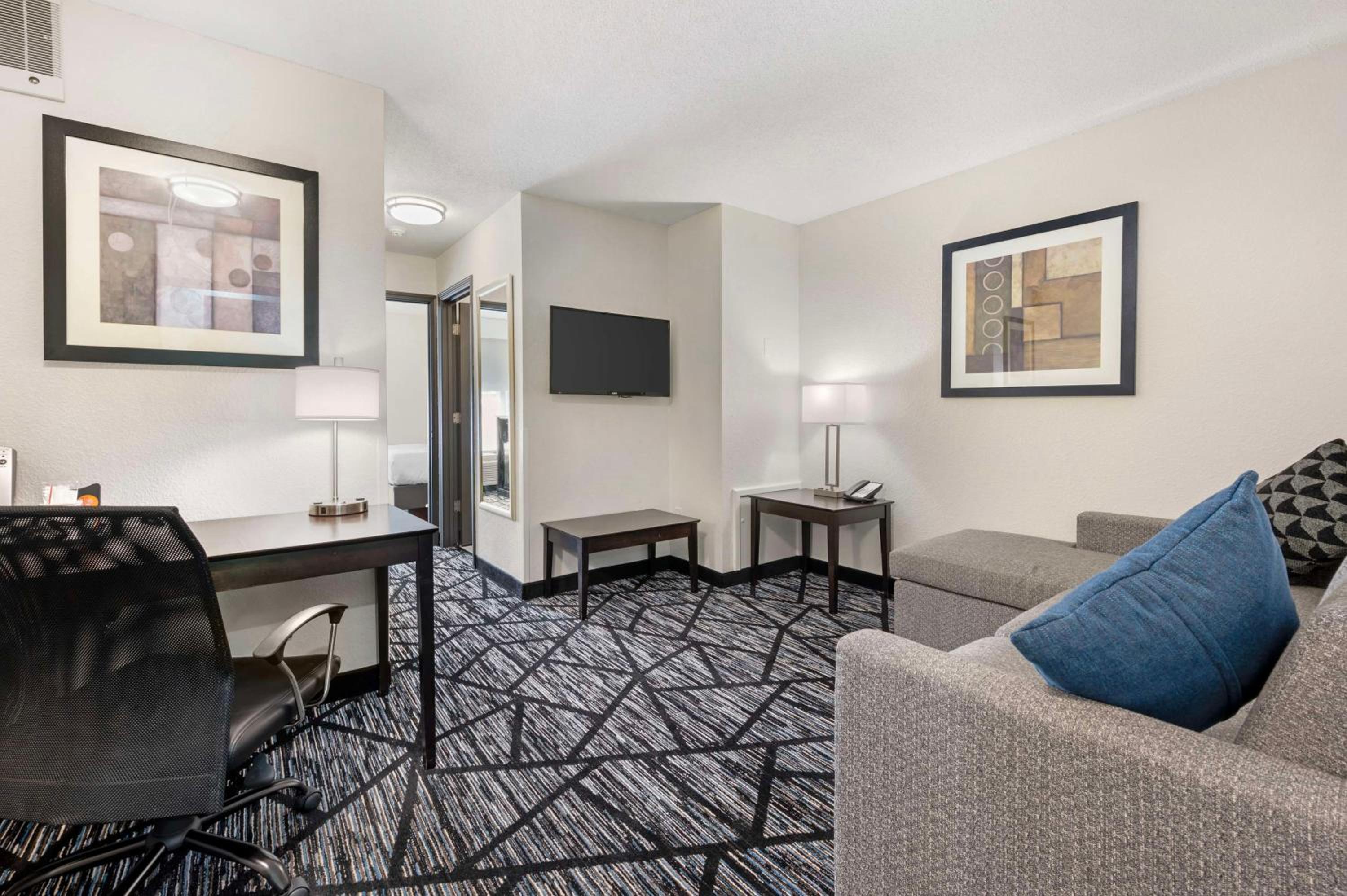 Queen Suite with Sofa Bed- Non-Smoking  - Photo 2