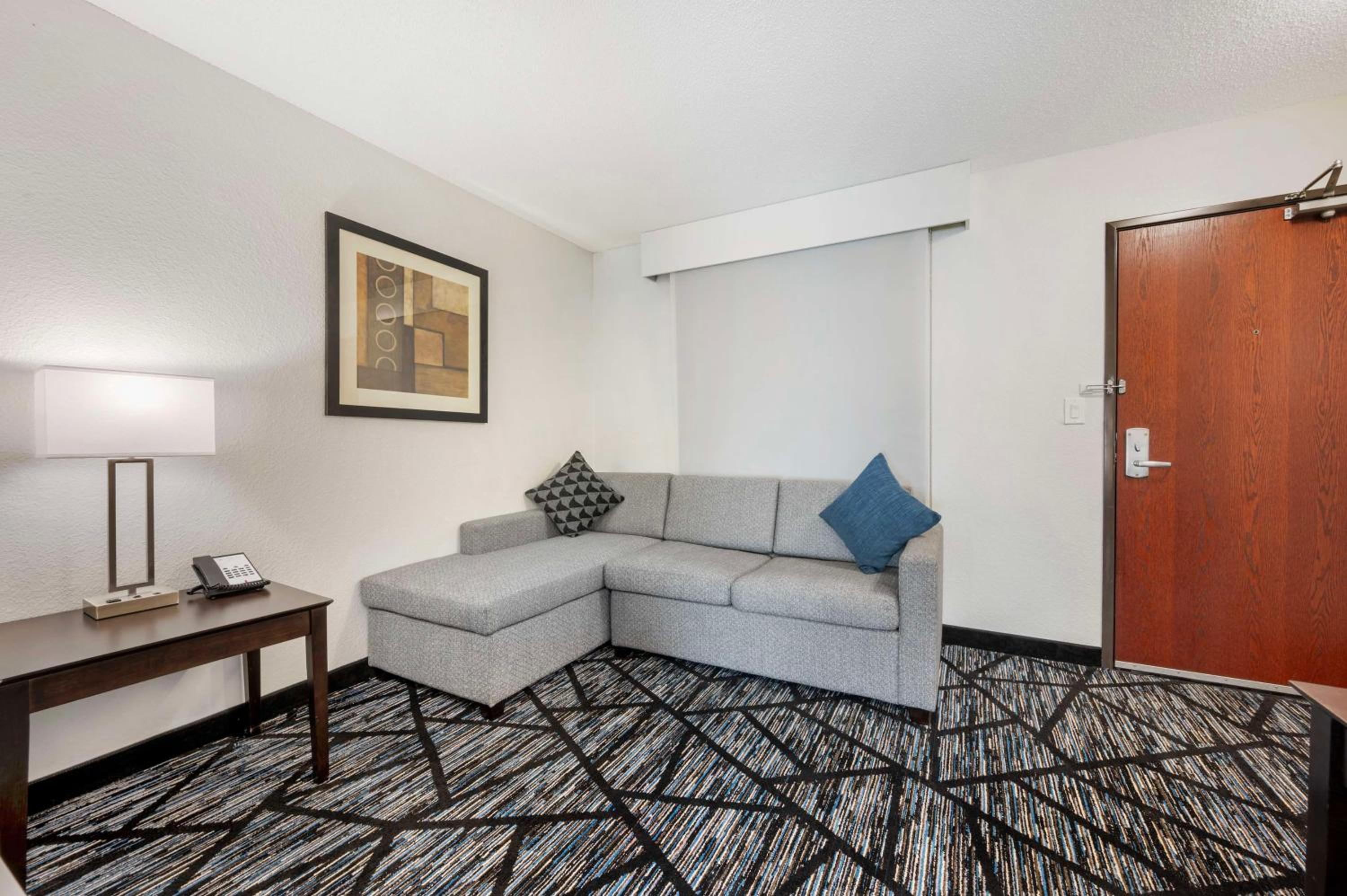 Queen Suite with Sofa Bed- Non-Smoking  - Photo 3