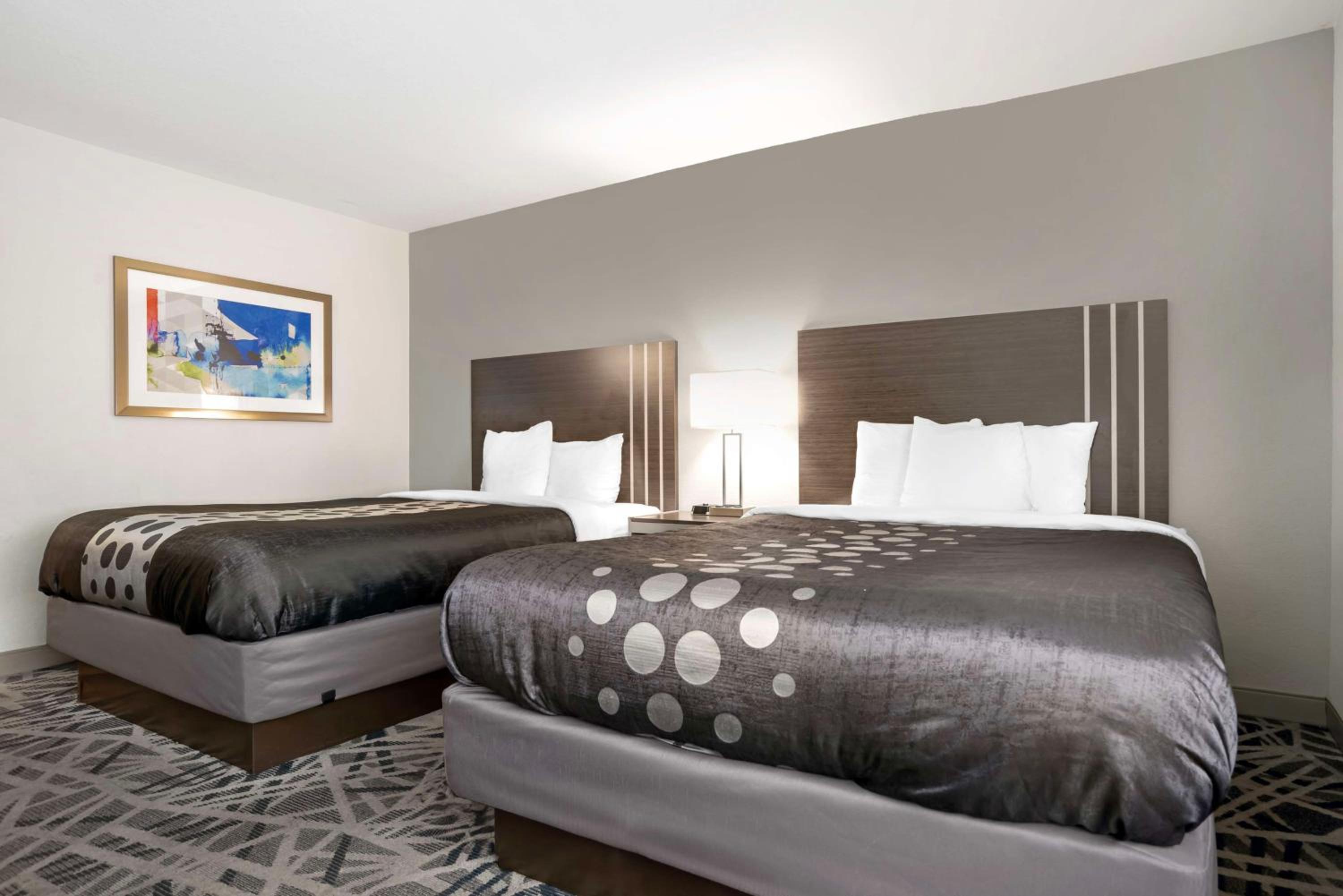 Queen Room with Two Queen Beds - Non-Smoking - Photo 2
