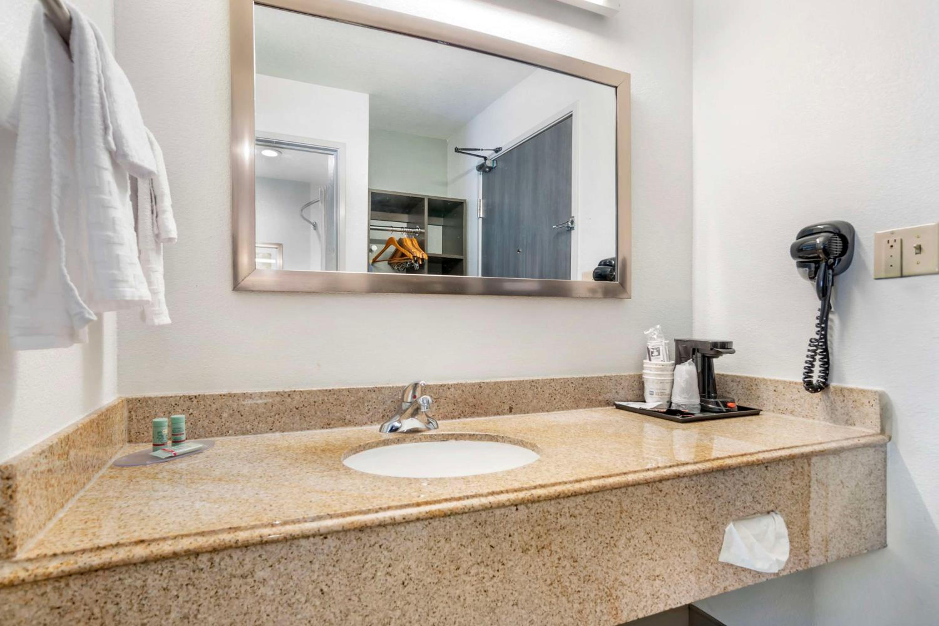 Queen Room with Two Queen Beds - Non-Smoking - Photo 3