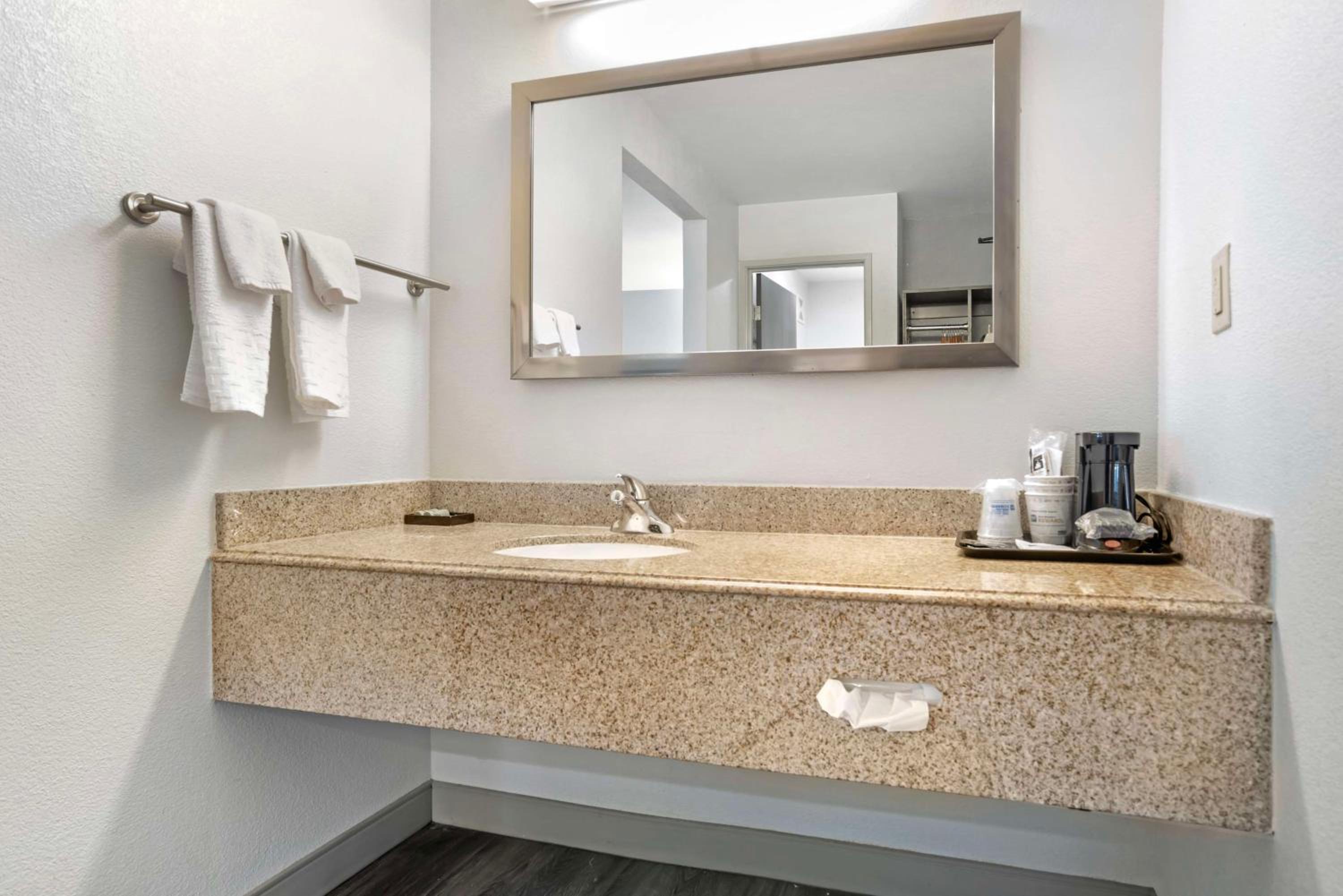 Queen Room with Bath Tub - Mobility Accessible/Non-Smoking photo 2
