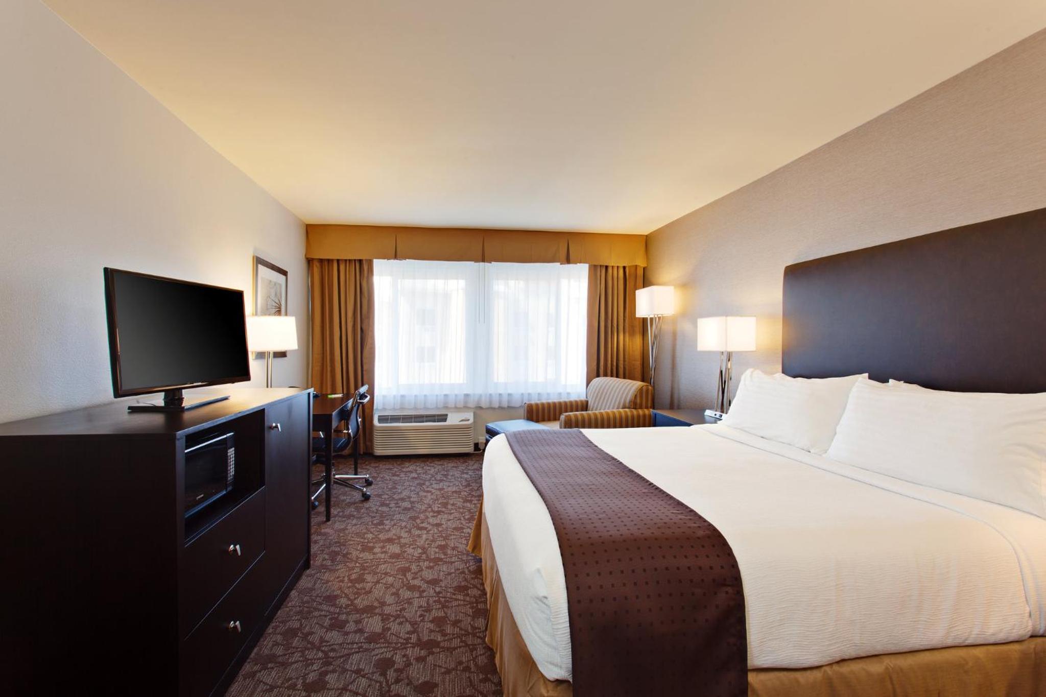 Standard King Room - Communications Accessible - Photo 6