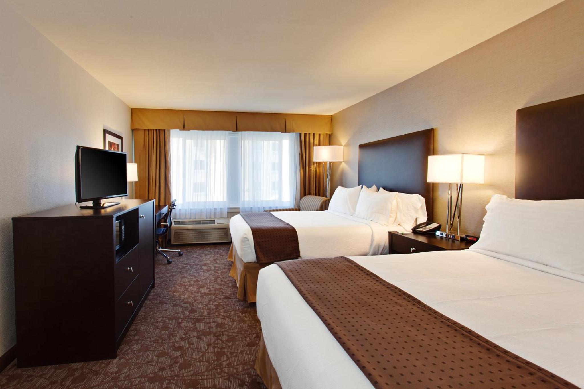 Standard Queen Room With Two Queen Beds - Photo 5