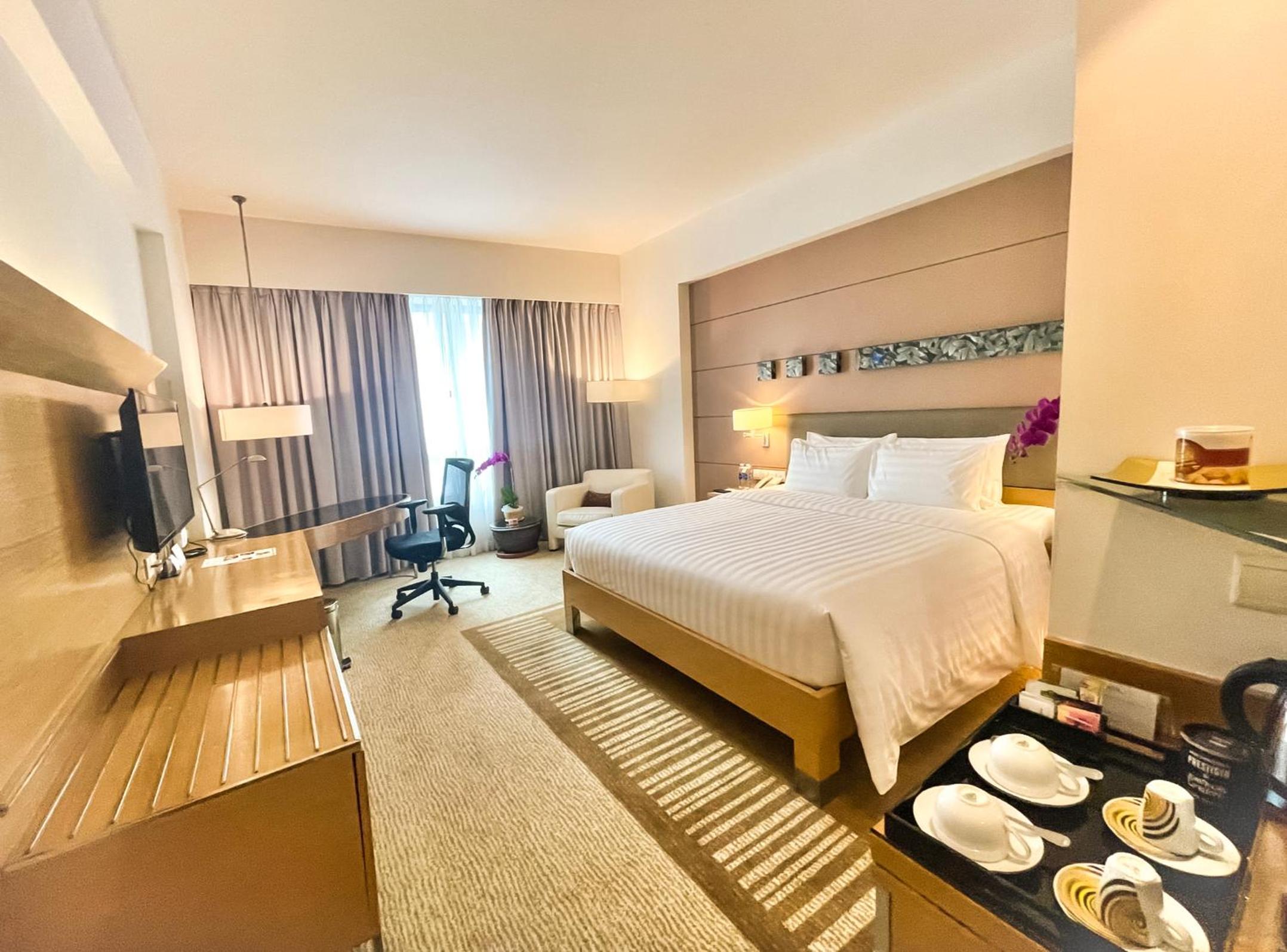 Orchid Deluxe with Free Airport Transfers, 4 Pieces of Laundry Daily and Evening Cocktail
