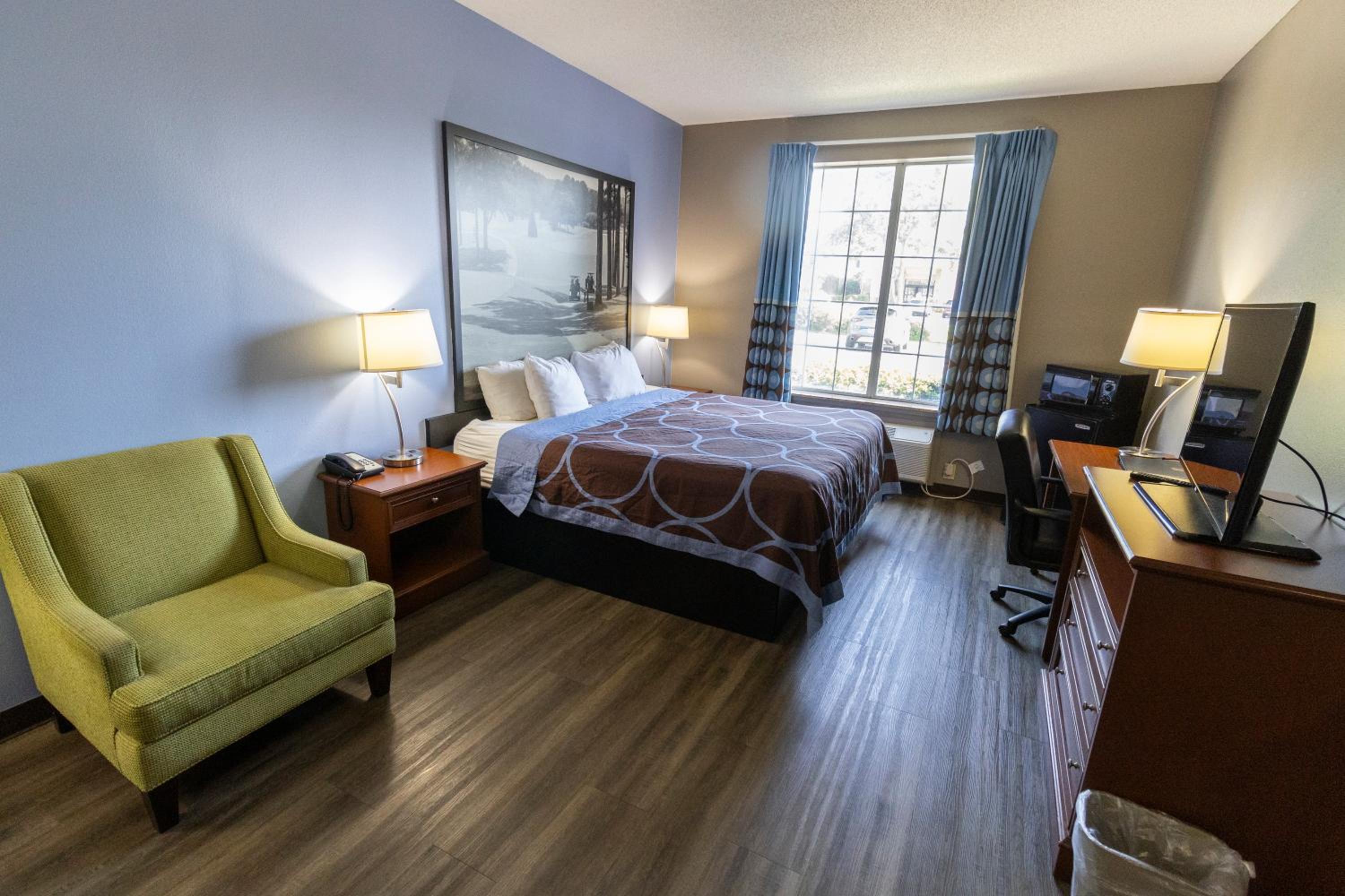 King Room - Non-Smoking - Photo 14