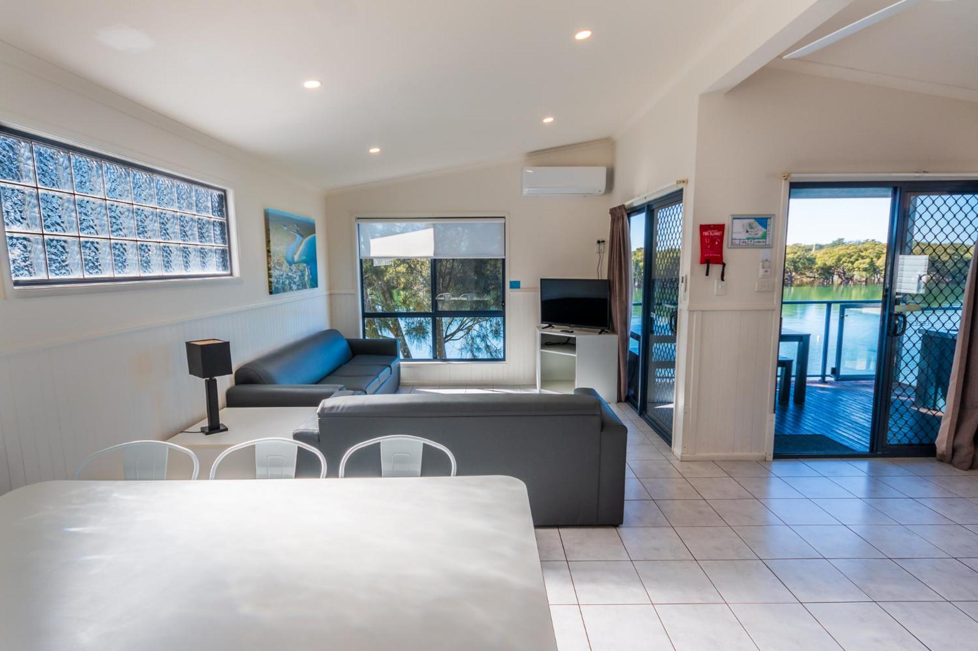 Large Two-Bedroom Deluxe Waterfront Villa with Spa Bath - 11 photo 1