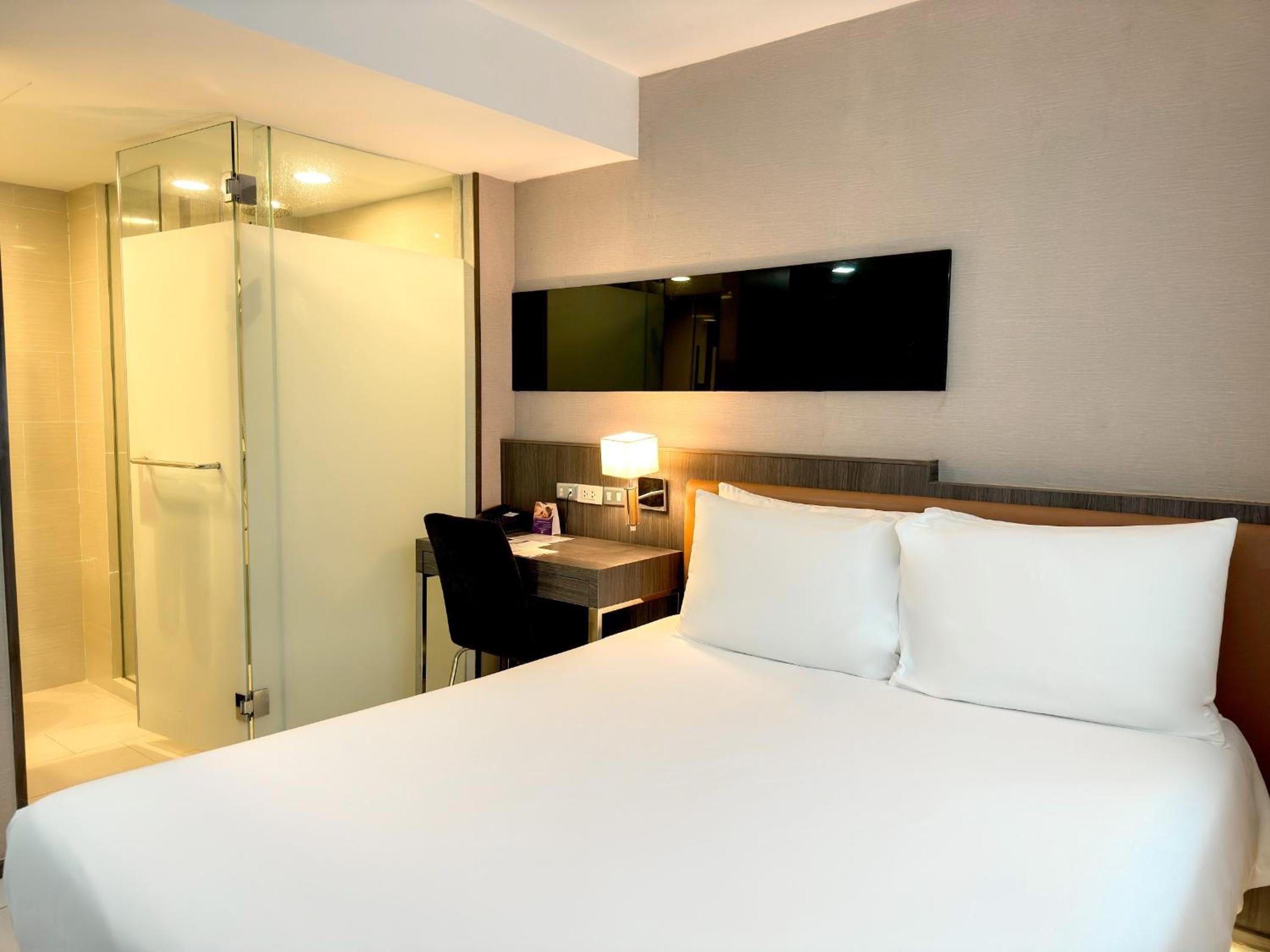 Standard Room with One Queen Bed - No Window/Non-Smoking, photo 6