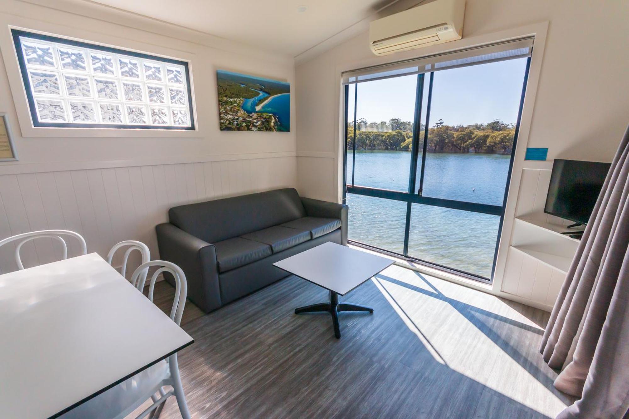 Two-Bedroom Deluxe Waterfront Villa with Spa Bath photo 2
