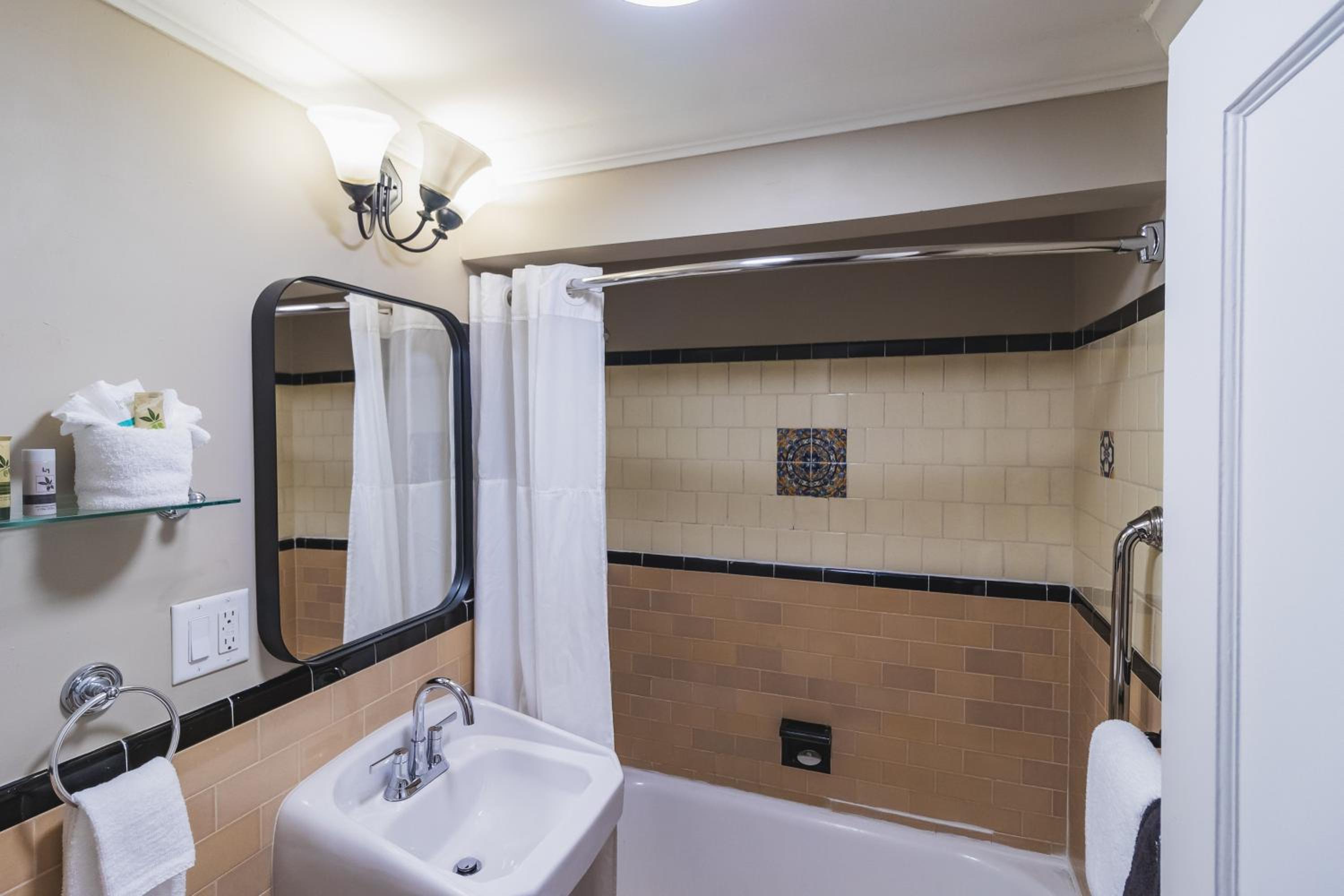 Standard Queen Room with Two Queen Beds - Photo 7