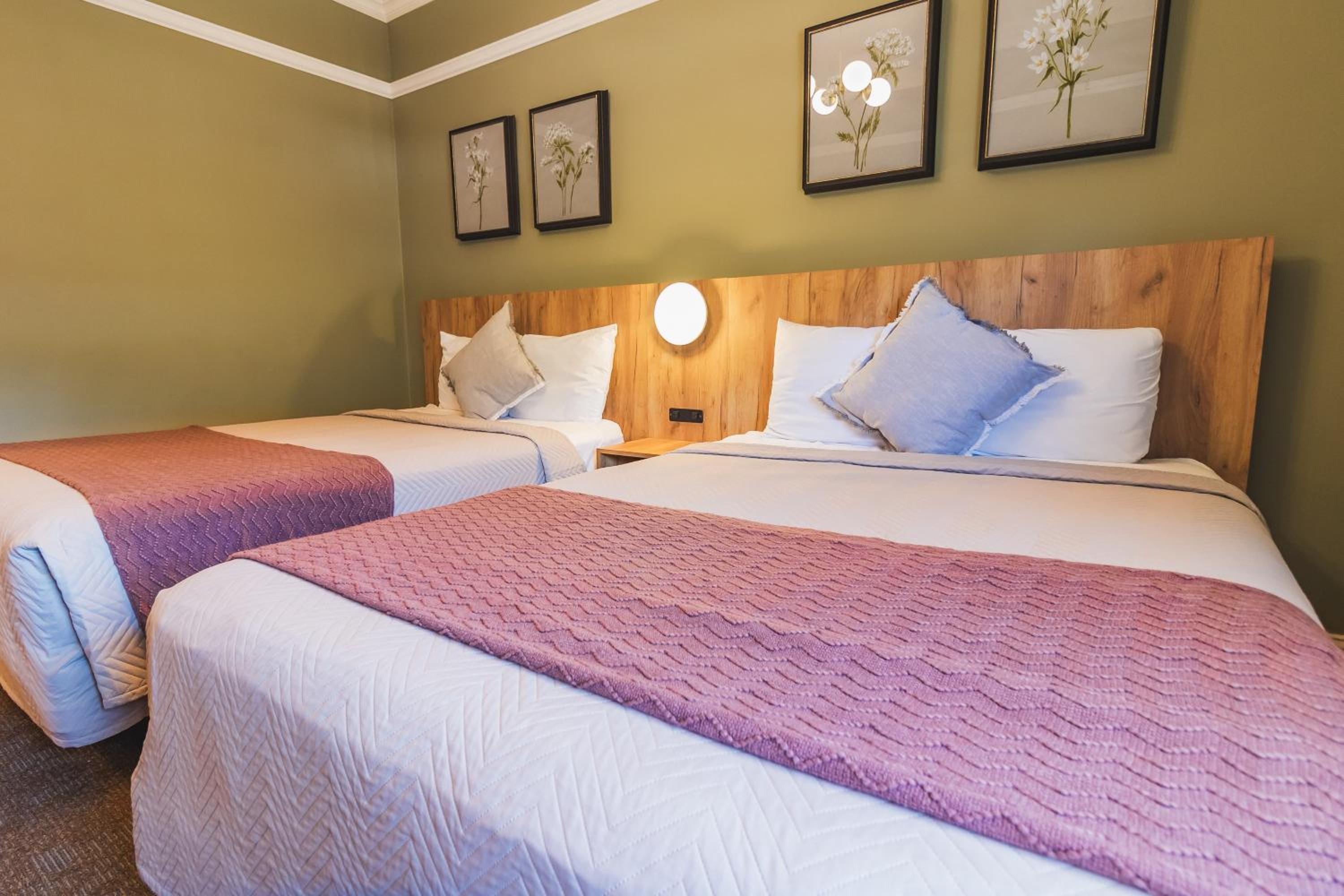 Standard Queen Room with Two Queen Beds - Photo 3