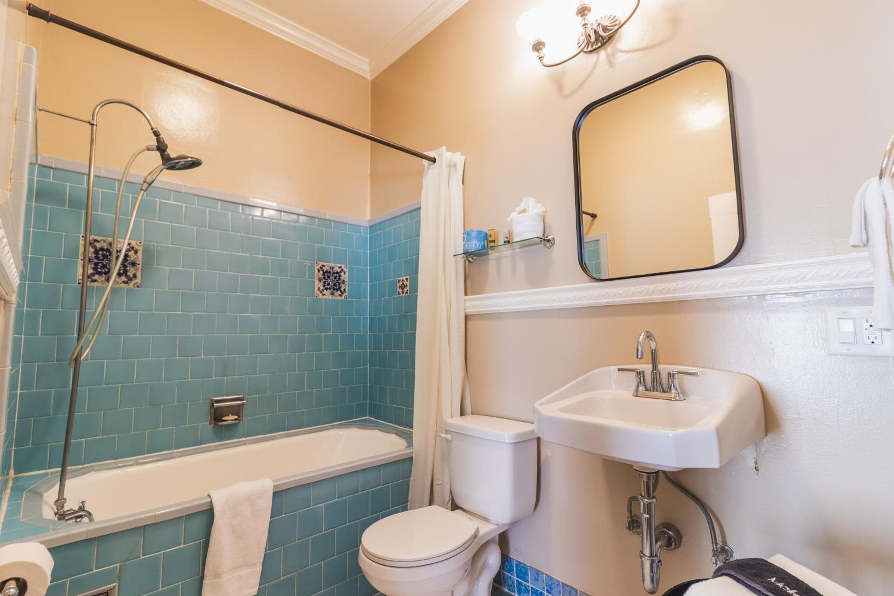 King Suite - Photo 3