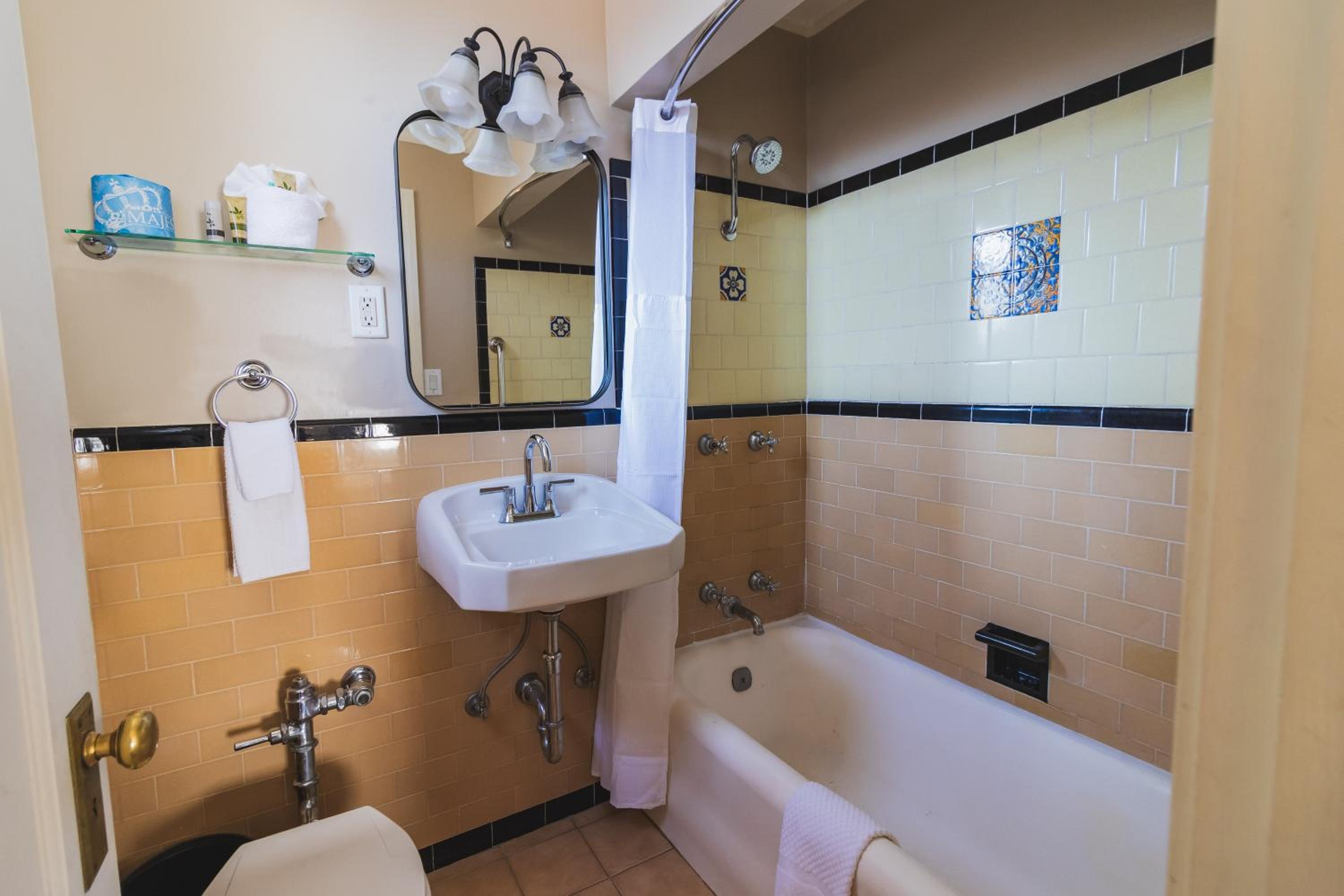 Deluxe King Room - Photo 3