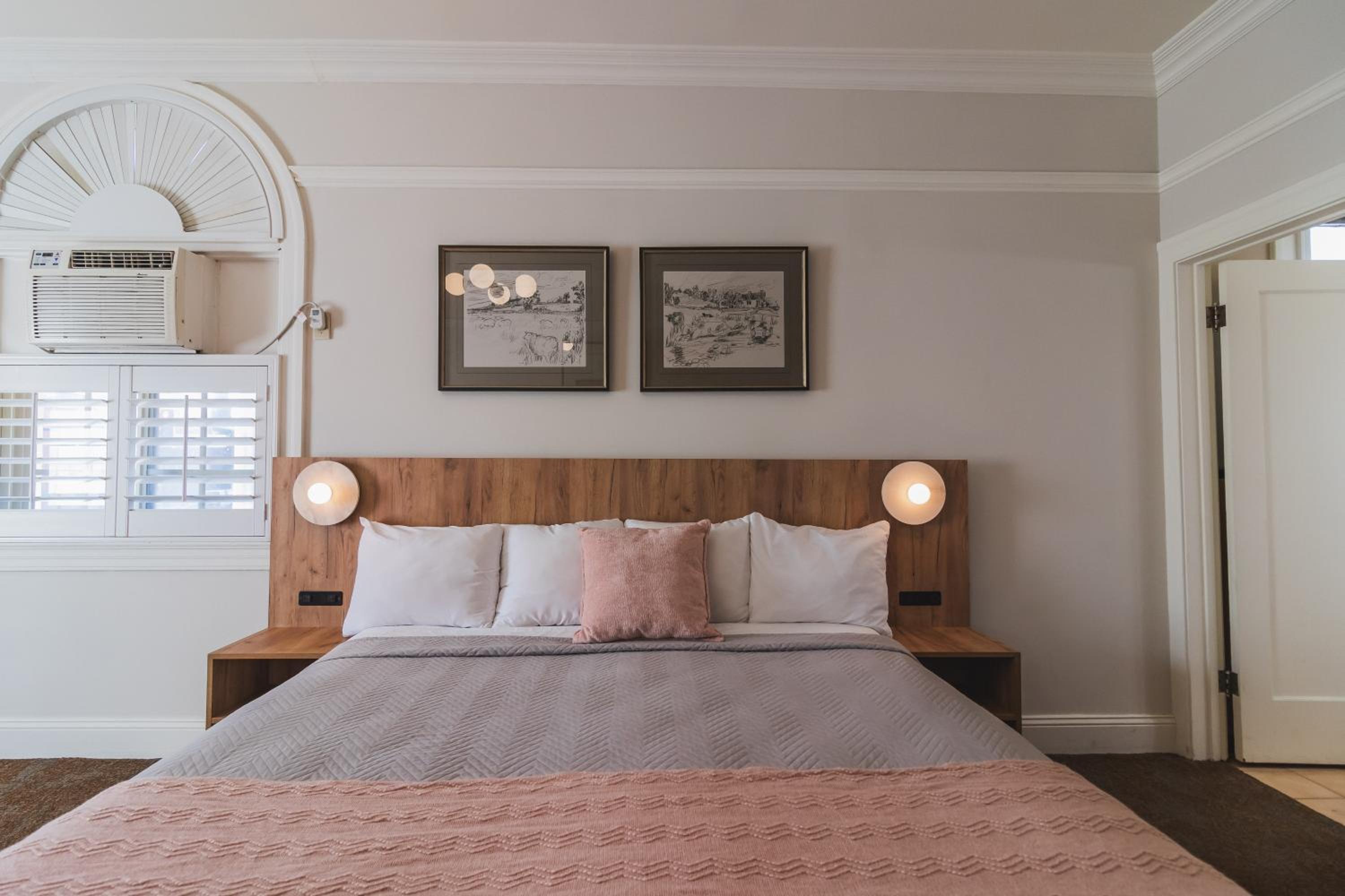 Deluxe King Room - Photo 1