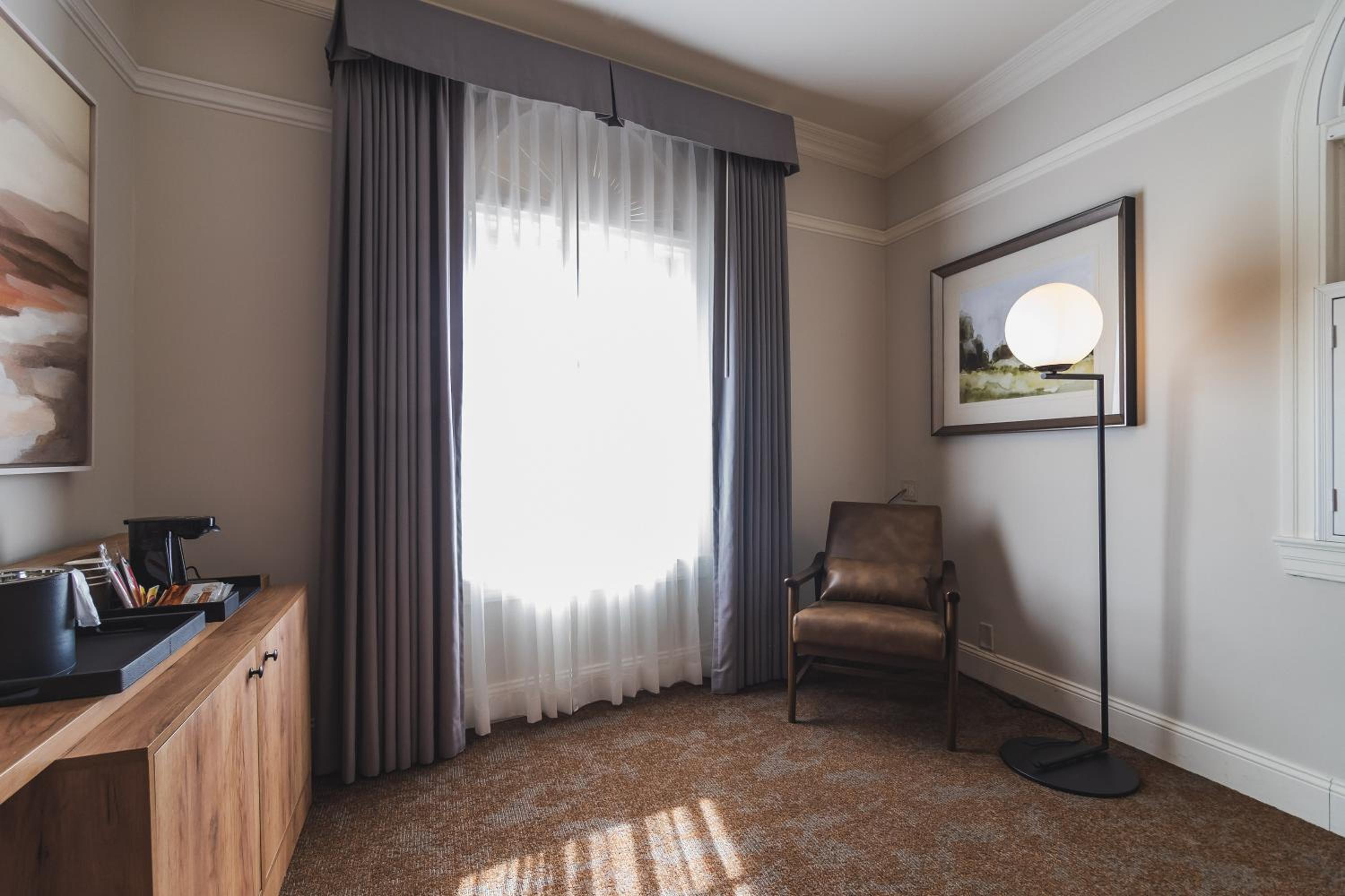 Deluxe King Room - Photo 7