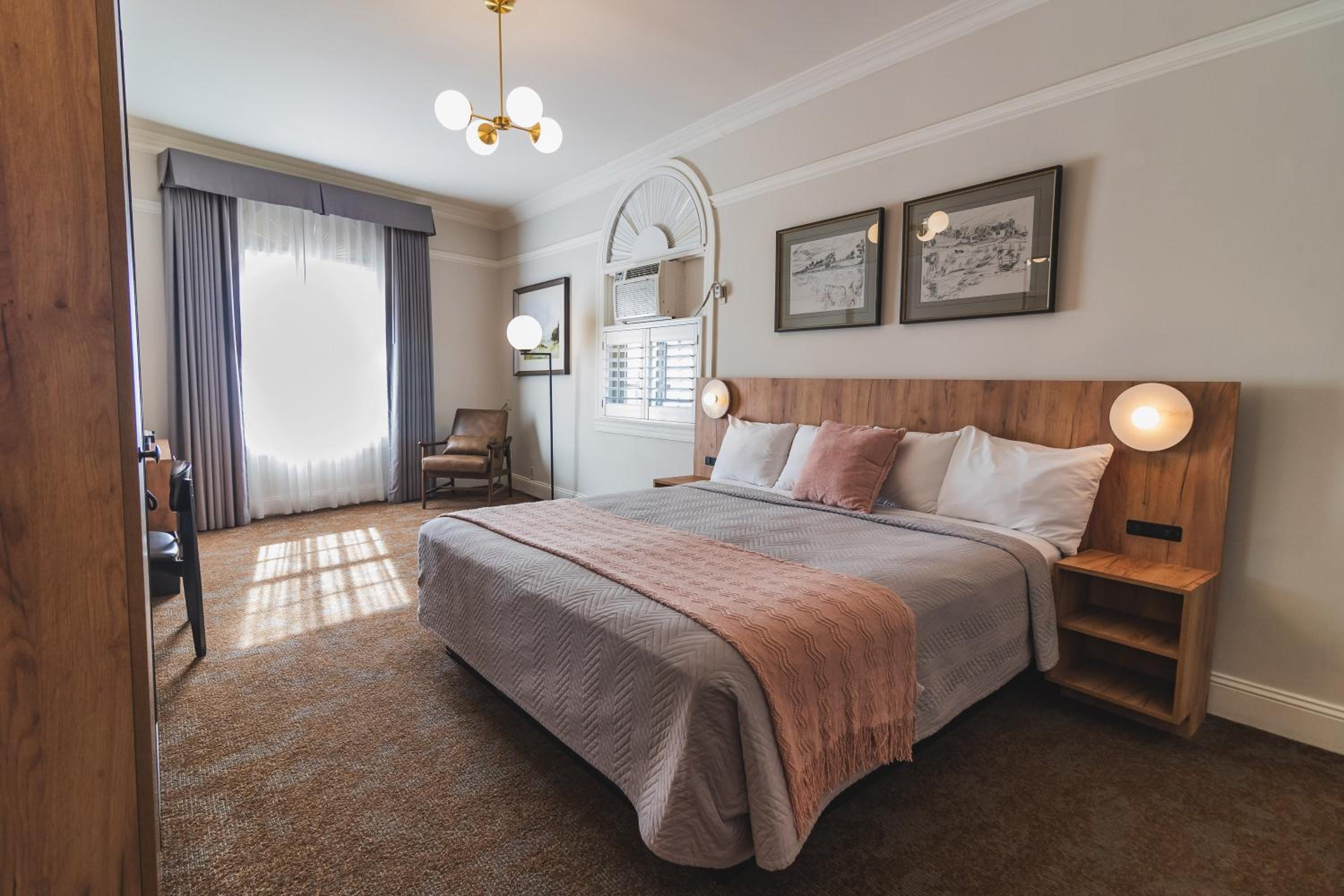 Deluxe King Room - Photo 6