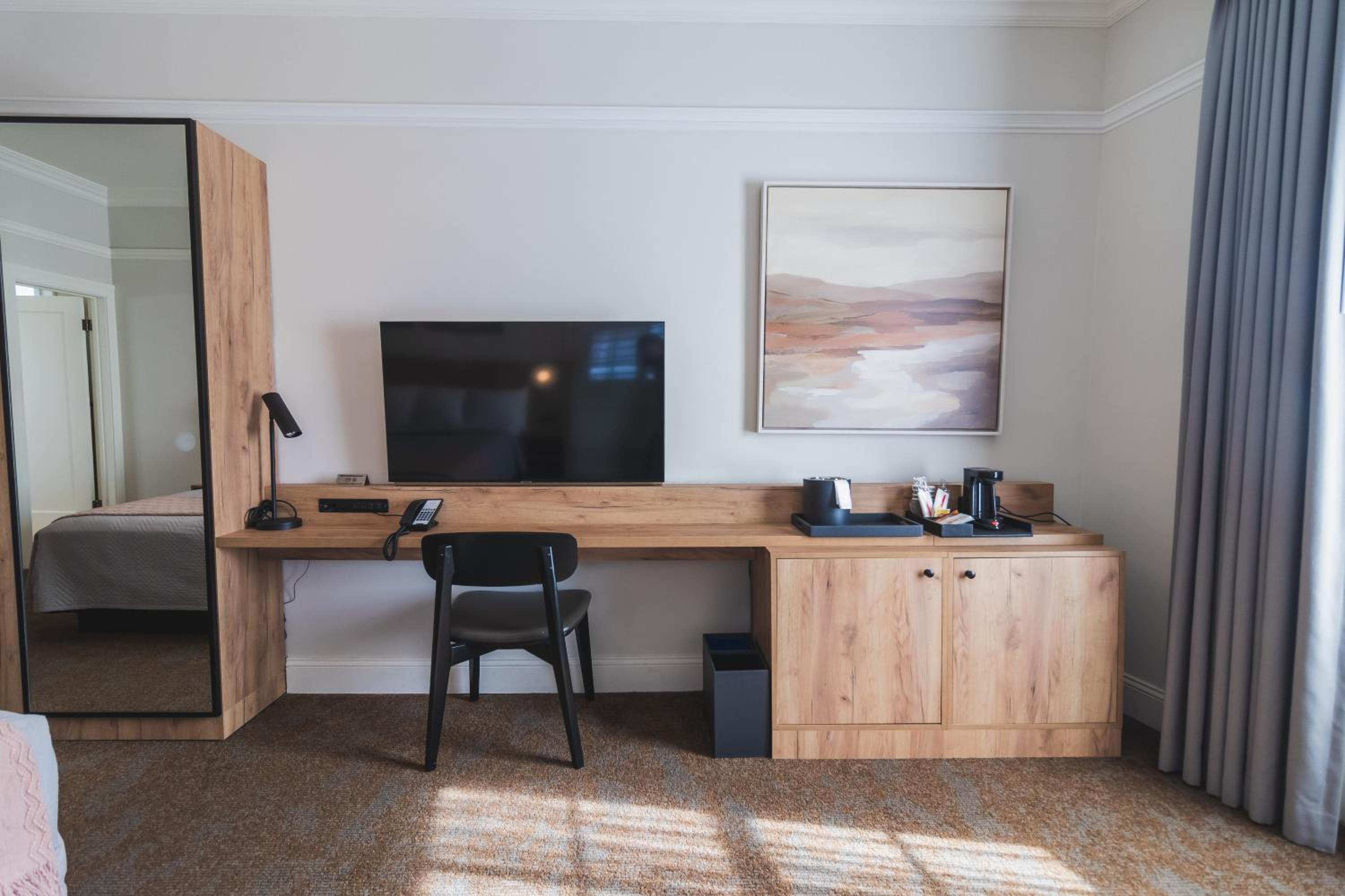 Deluxe King Room - Photo 8