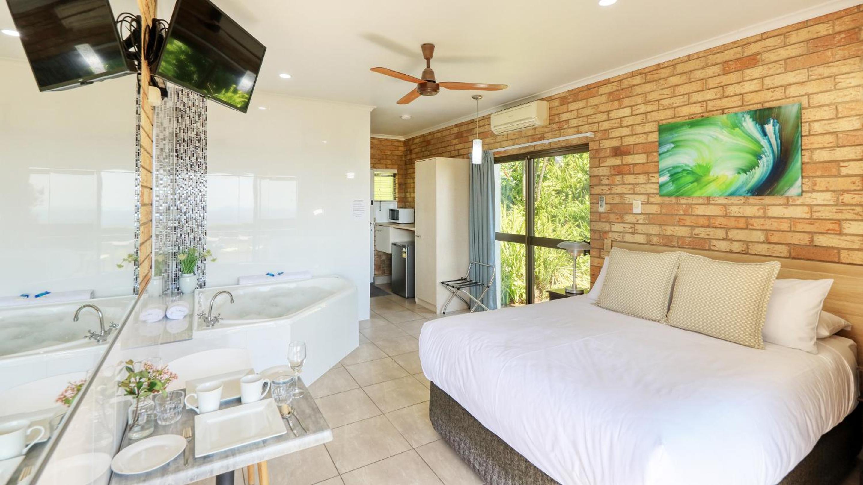 Deluxe Suite with Spa Bath - Photo 9