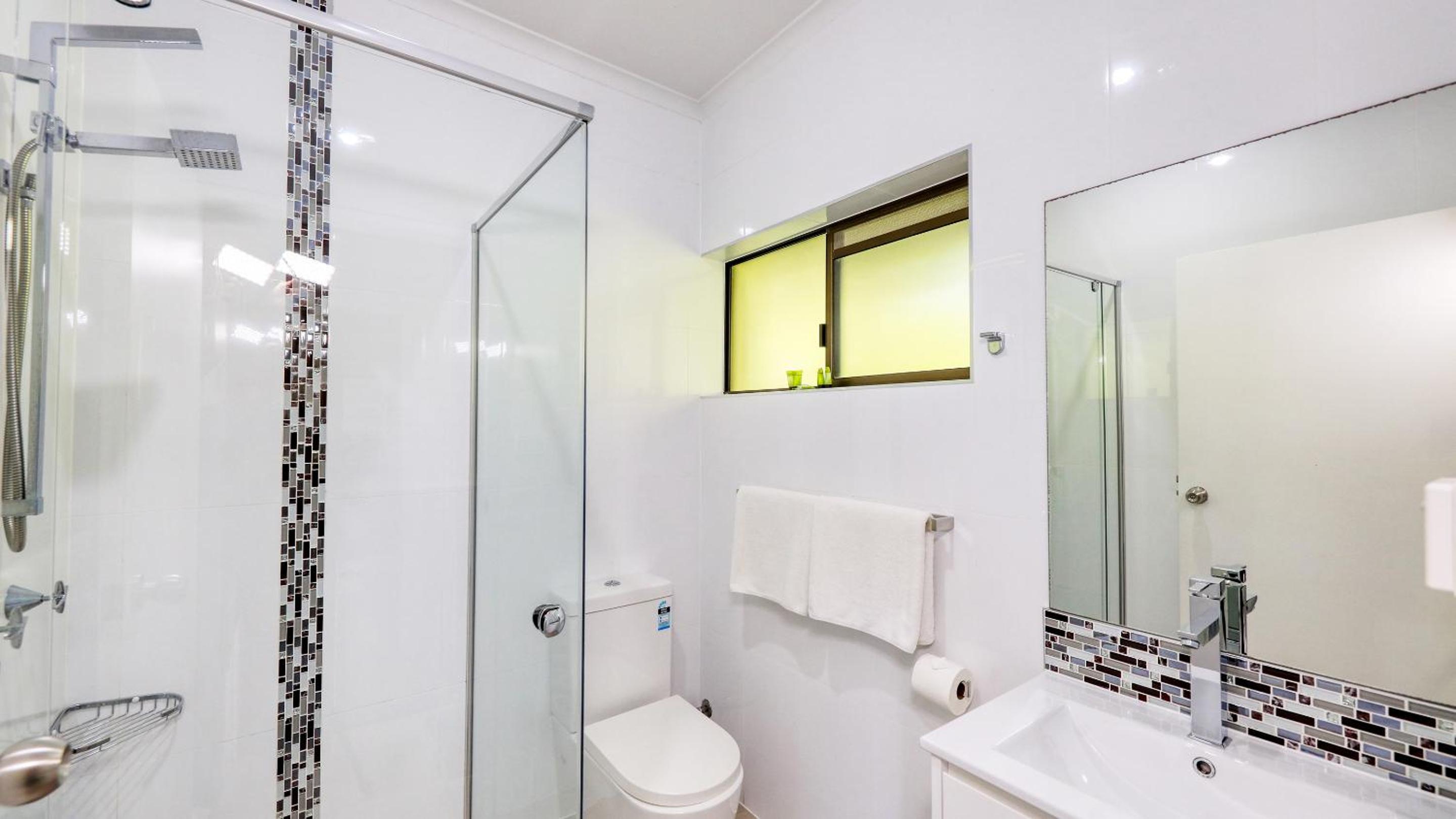 Deluxe Suite with Spa Bath - Photo 6