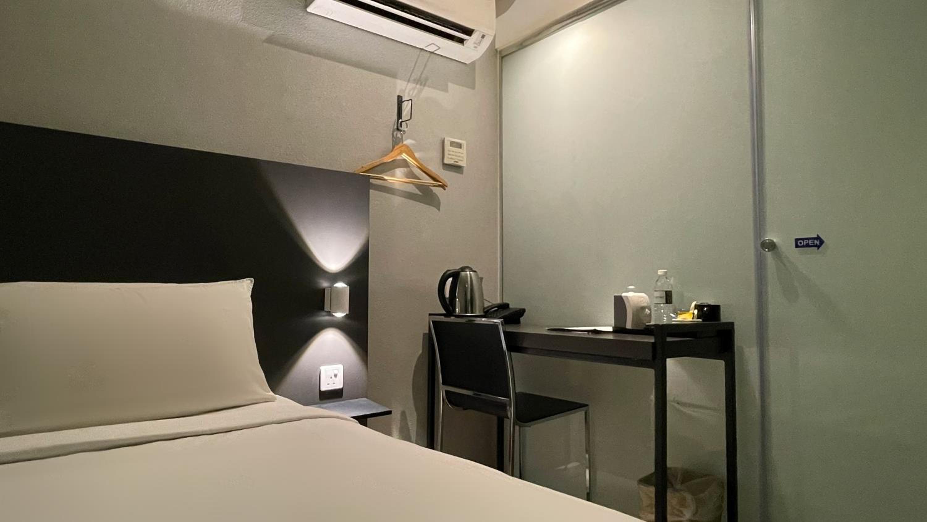 Single Room photo 3