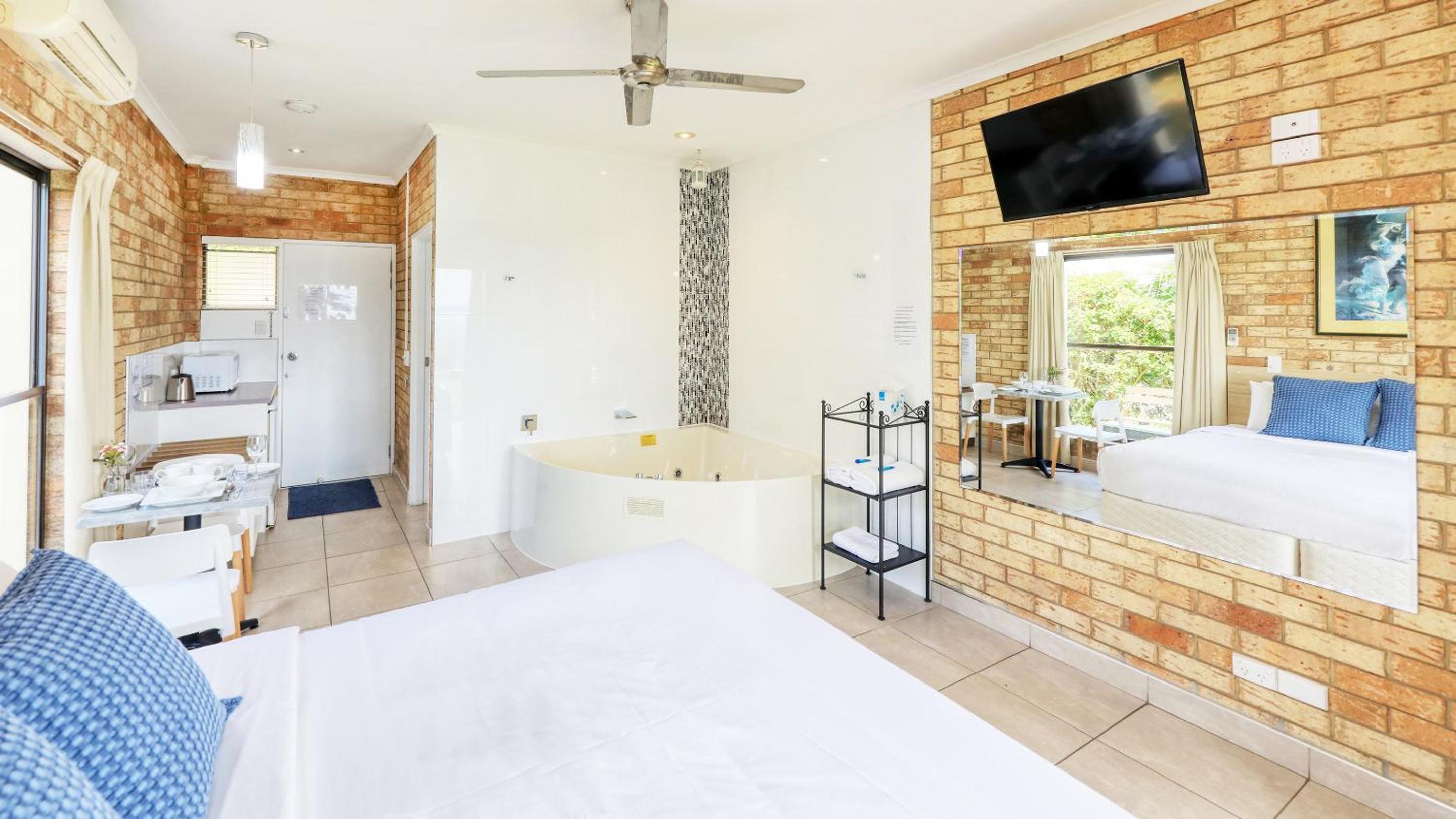 King Room with Spa Bath - Photo 9